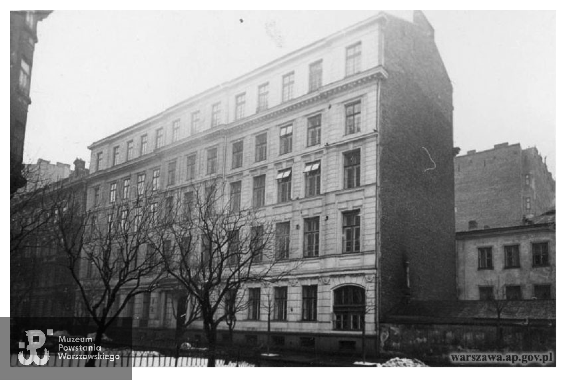 Gimnazjum męskie p.w. św. Wojciecha (Gimnazjum Górskiego) przy ul. Górskiego 2  - obecnie budynek nie istnieje, zburzony doszczętnie podczas Powstania Warszawskiego w wyniku niemieckiego bombardowania  05.09.1944 r. Jak wspominał po wojnie Zbigniew Dębski "Zbych Prawdzic" z 3. kompanii bat. Kiliński: <i>"Użyto tam bomb bardzo dużego kalibru, Lej po bombie był przez całą ulicę, od brzegu do brzegu. Gdyby bomby były mniejsze koledzy pewnie by ocaleli. Byli rozlokowani w piwnicach, każda drużyna miała własne pomieszczenie. A tak szkoła Górskiego została zniszczona do piwnic. Próbowaliśmy ratować kolegów. Nawet udało się wyciągnąć jednego z gruzów ale nadleciała nowa fala samolotów i dokończyła dzieła zniszczenia." </i>Źródło Fundacja Warszawa 1939.pl/Archiwum Państwowe.