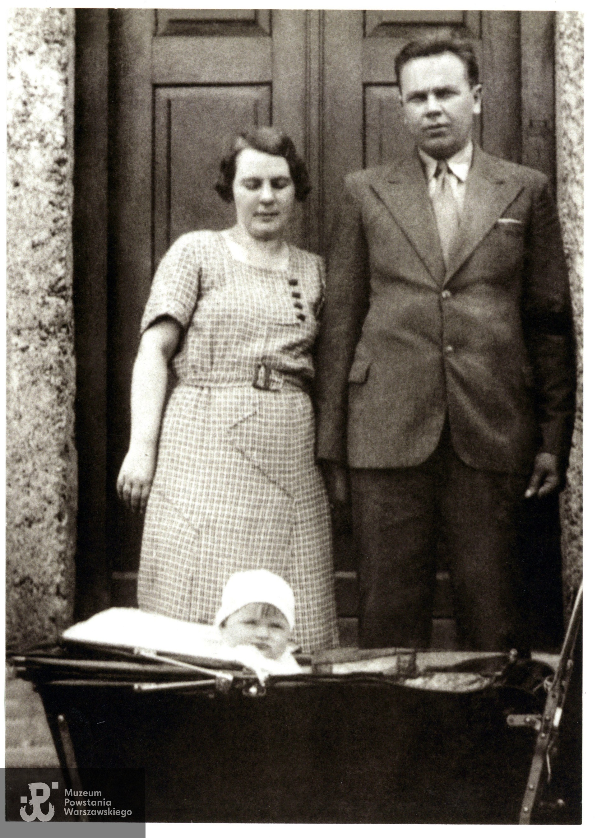 Fotografia wykonana w 1935 roku, przedstawiająca Aleksandra Jezierskiego z żoną Wiktorią Jezierską z Makulińskich i ich córką Olą. Fot. ze zbiorów rodzinnych, udostępniła p.  Aleksandra Jezierska-Schier