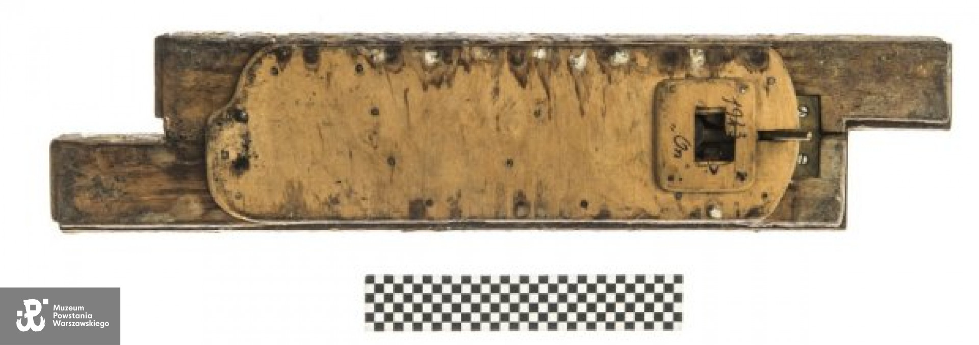 Uratowana klapa z mechanizmem otwierającym od skrytki z ul. Polnej 46d.Fot. Zbigniew Furman, MPW