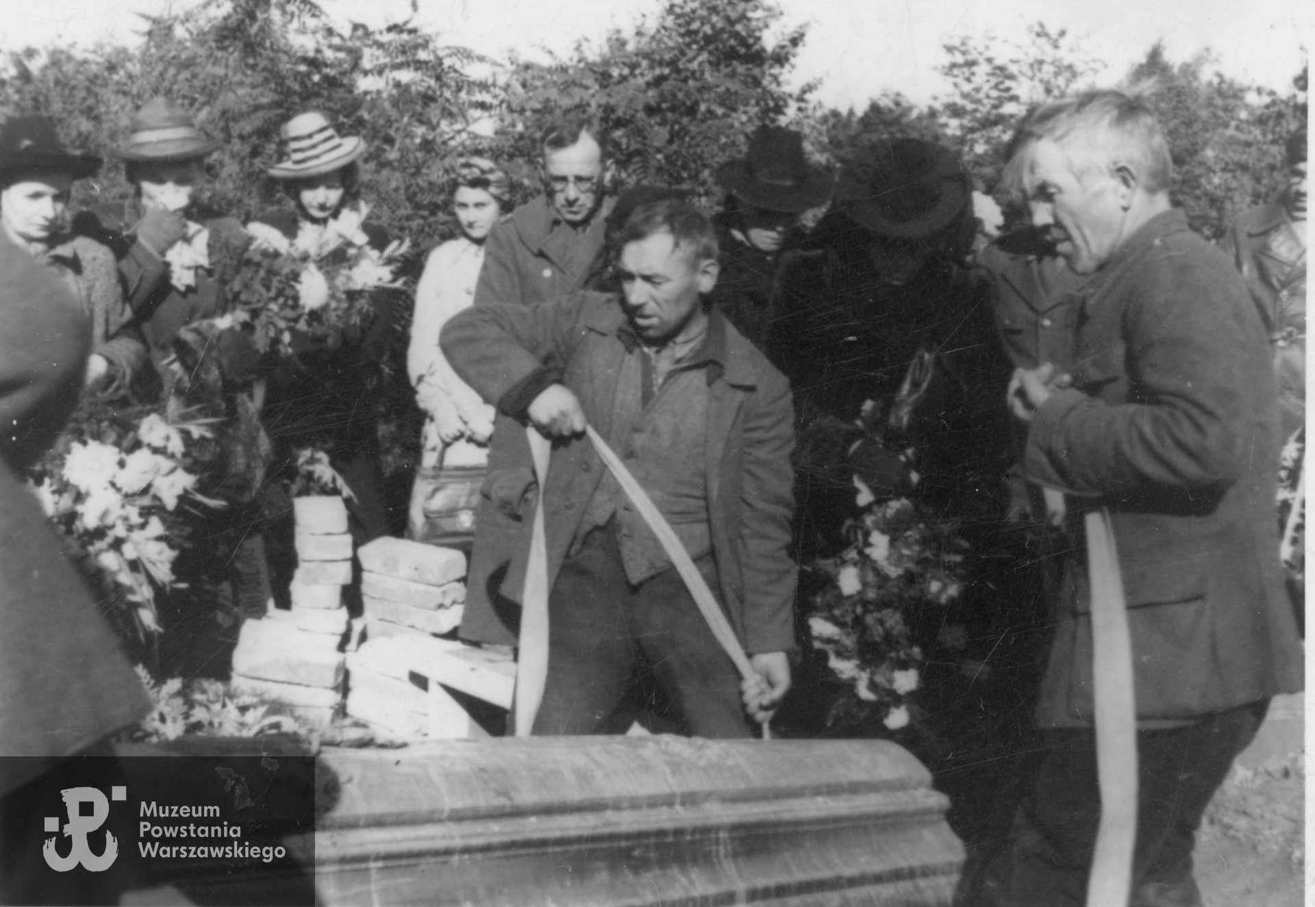 Uroczystości pogrzebowe, 12.10.1945 roku, Powązki Wojskowe. Fot. ze zbiorów rodzinnych p. Sebastiana Przybyłowicza. 