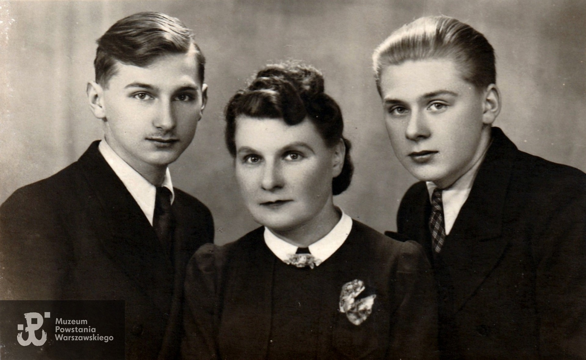 Zbigniew (na zdjęciu z lewej) i Włodzimierz (po prawej) z matką, prawdopodobnie lata 40-te XX w.  Fot. ze zbiorów rodzinnych, skan udostępniła p. Julia Sielicka-Jastrzębska, wnuczka Zbigniewa Leo ps. Byk.