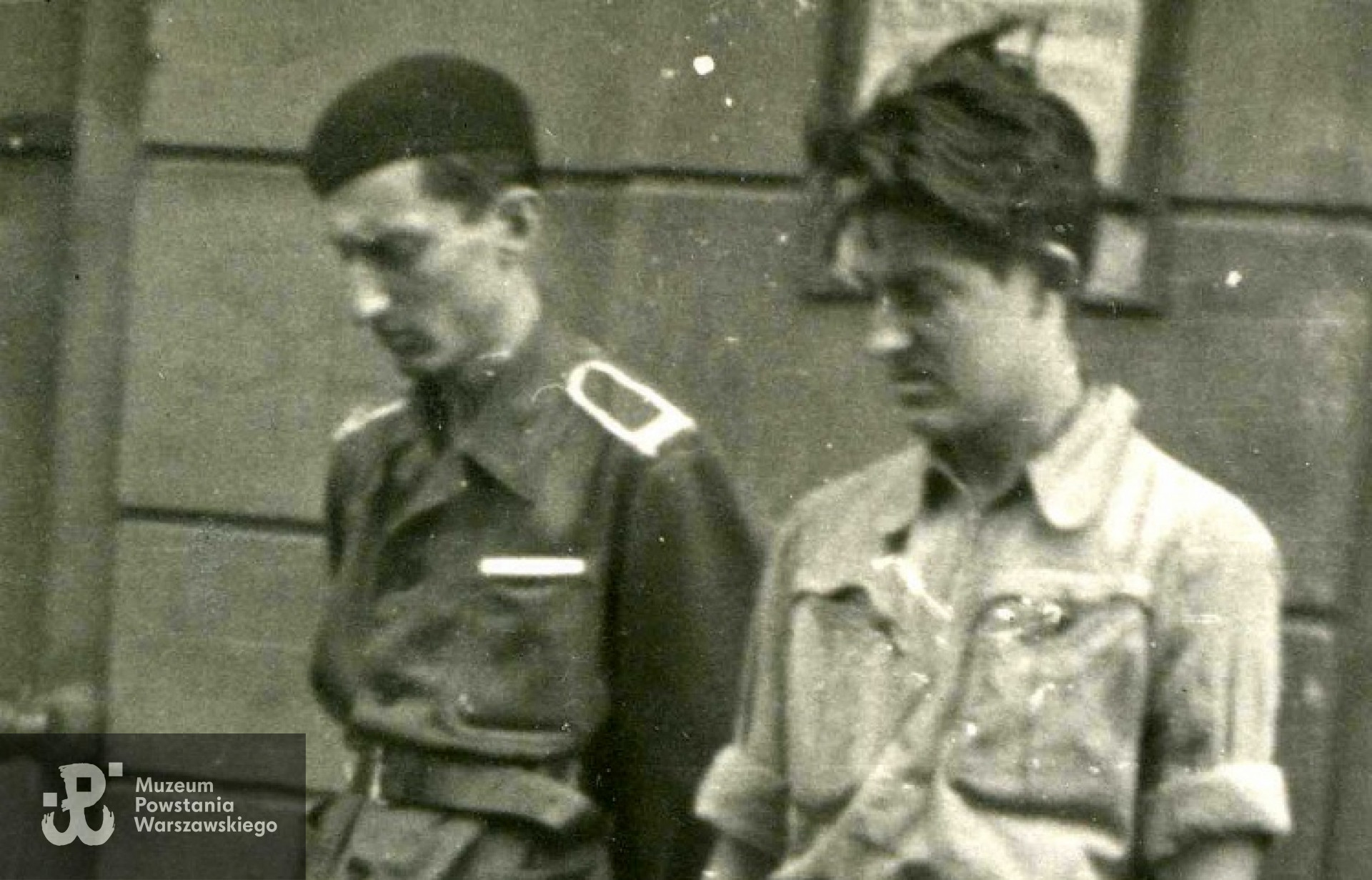 Sierpień 1944 r. ul. Chmielna 61. Andrzej Rażniewski po prawej, obok niego stoi Tadeusz Błażyński. Zdjęcie: Archiwum 2. Harcerskiej  Baterii Artylerii Przeciwlotniczej "Żbik"/ Jan Wawszczyk