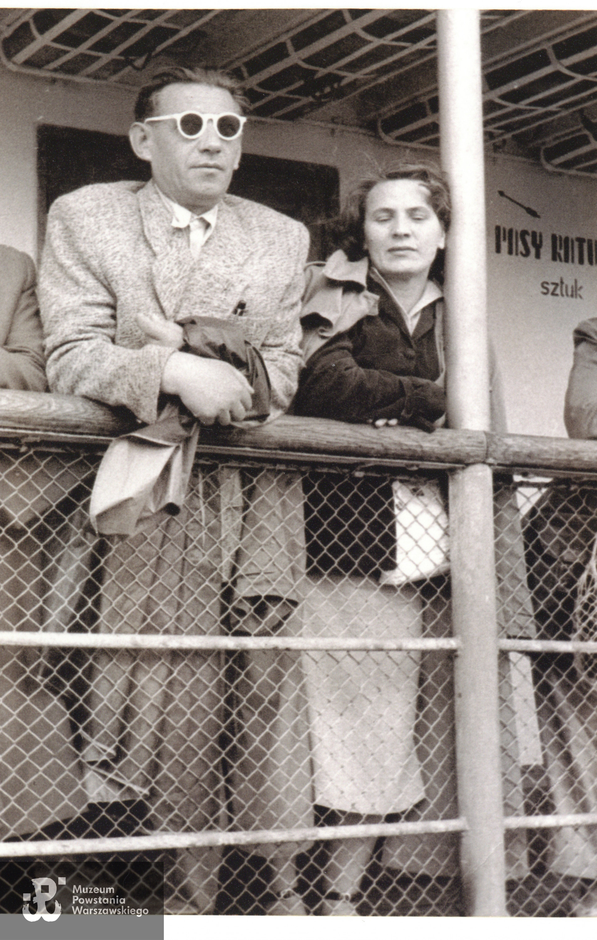 Fotografia powojenna. Stanisław Nowakowski ps. Kalinowski z żoną. Fot. ze zbiorów rodzinnych,  udostępniły  Elżbieta i Jolanta Wolańczyk