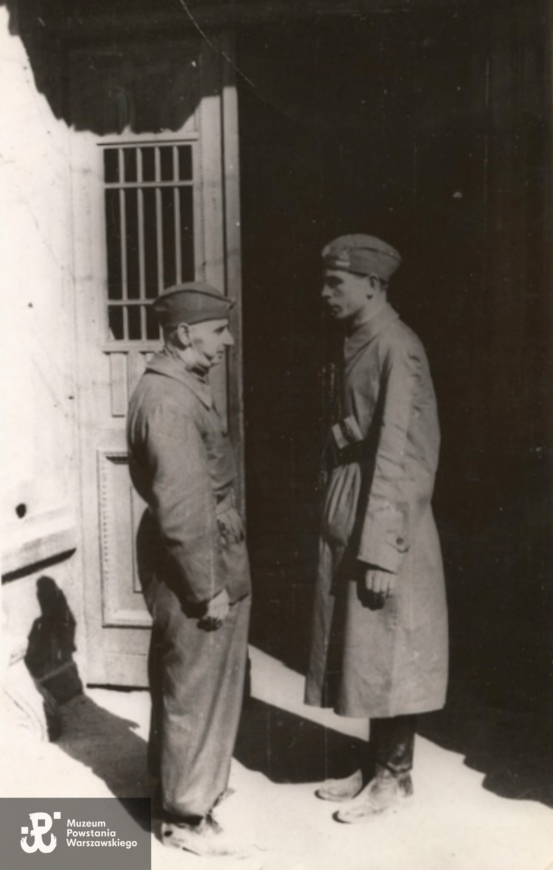 Z  majorem Arikiem podczas Powstania  Warszawskiego. Fot. z  materiałów p. Iwony Paciok, udostępnił st. kpt. Paweł Gil z Państwowej Straży Pożarnej w Gdyni