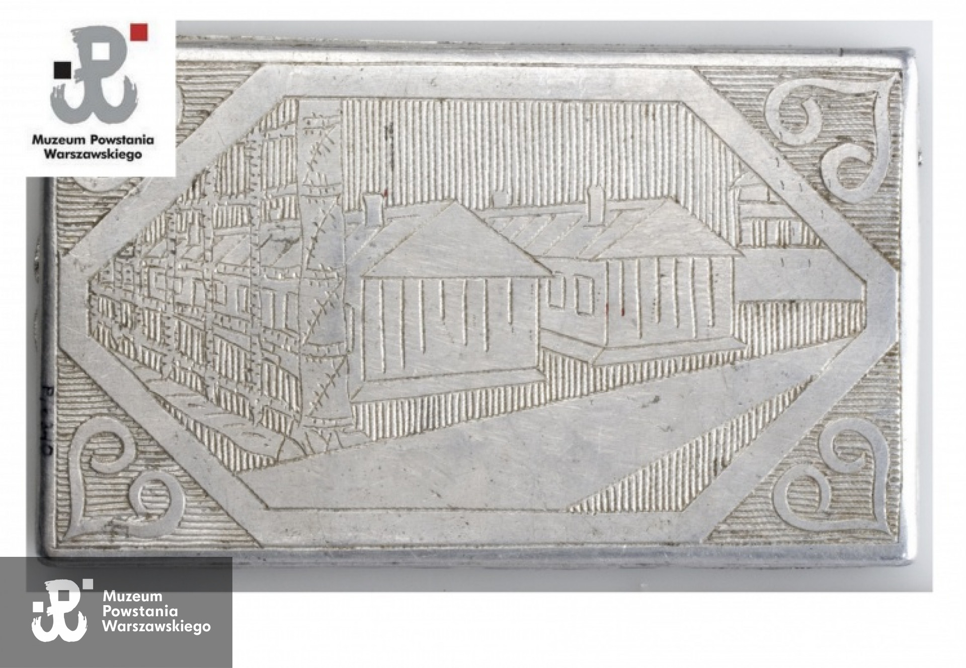 Papierośnica wykonana z menażki w obozie Zeithain przez Czesława Czekalskiego dla przyszłej żony - Zofii Sosnowskiej, obecnie Czekalskiej.  Ze zbiorów Muzeum Powstania Warszawskiego - dar Zofii Czekalskiej ps. "Sosenka"