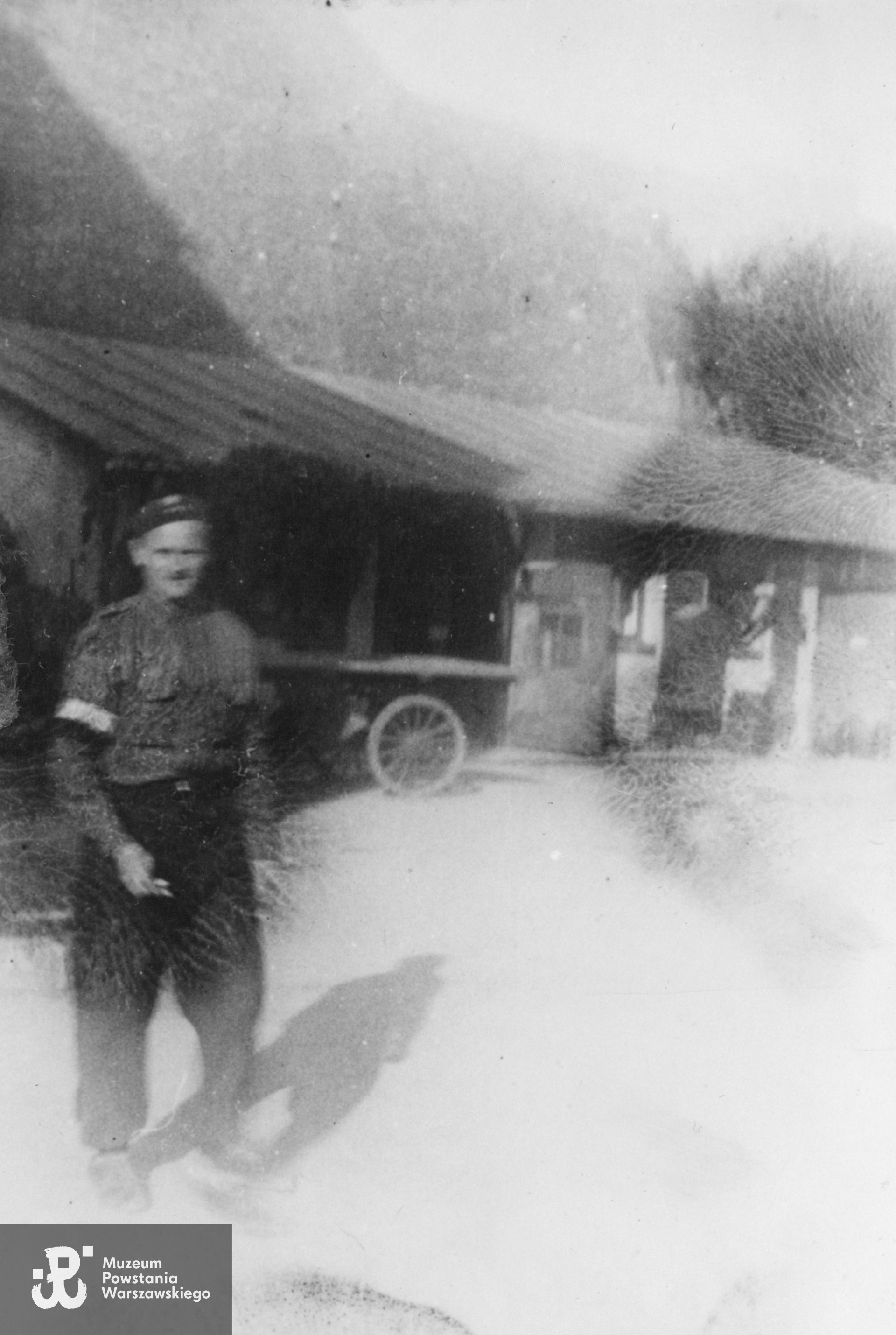 Fotografia z Powstania Warszawskiego wykonana we wrześniu 1944 r. Kpt. Józef Załoga „Andrzej”, „Inżynier„  w drodze na odcinek obrony oddziałów bojowych ”Zaremba„ - ”Piorun" przy ul. Hożej róg Emili Plater, w celu sprawdzenia  podanej sytuacji nieprzyjaciela. Zbiory rodzinne, udostępniła   córka, p. Izabela Rola z domu Załoga