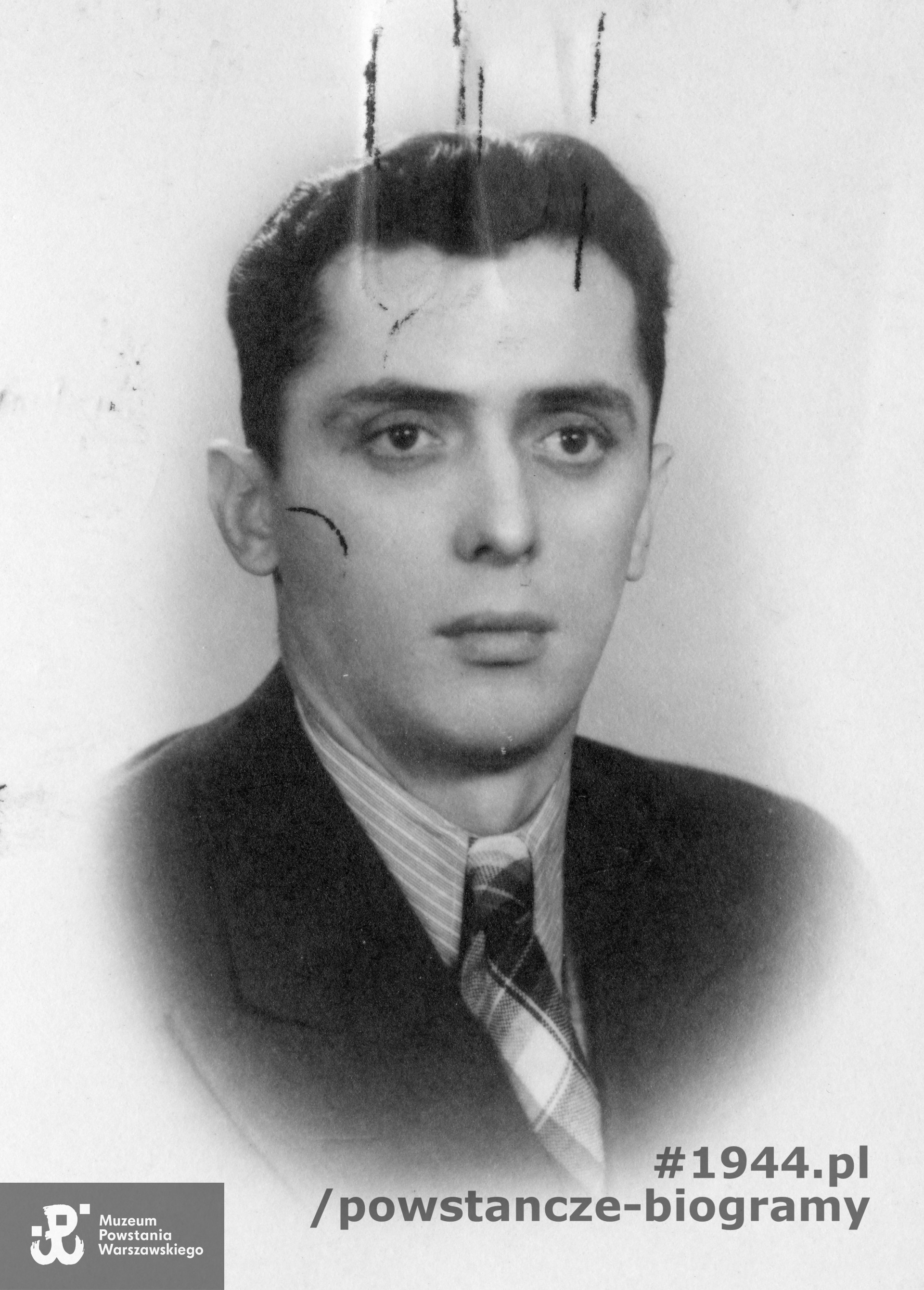 Fotografia portretowa. kpr. Mieczysław Łukasiewicz "Karaś", Żywiciel - Żaglowiec - plut. 207. Fot. ze zbiorów  Muzeum  Powstania Warszawskiego, sygn. MPW-IP/5562