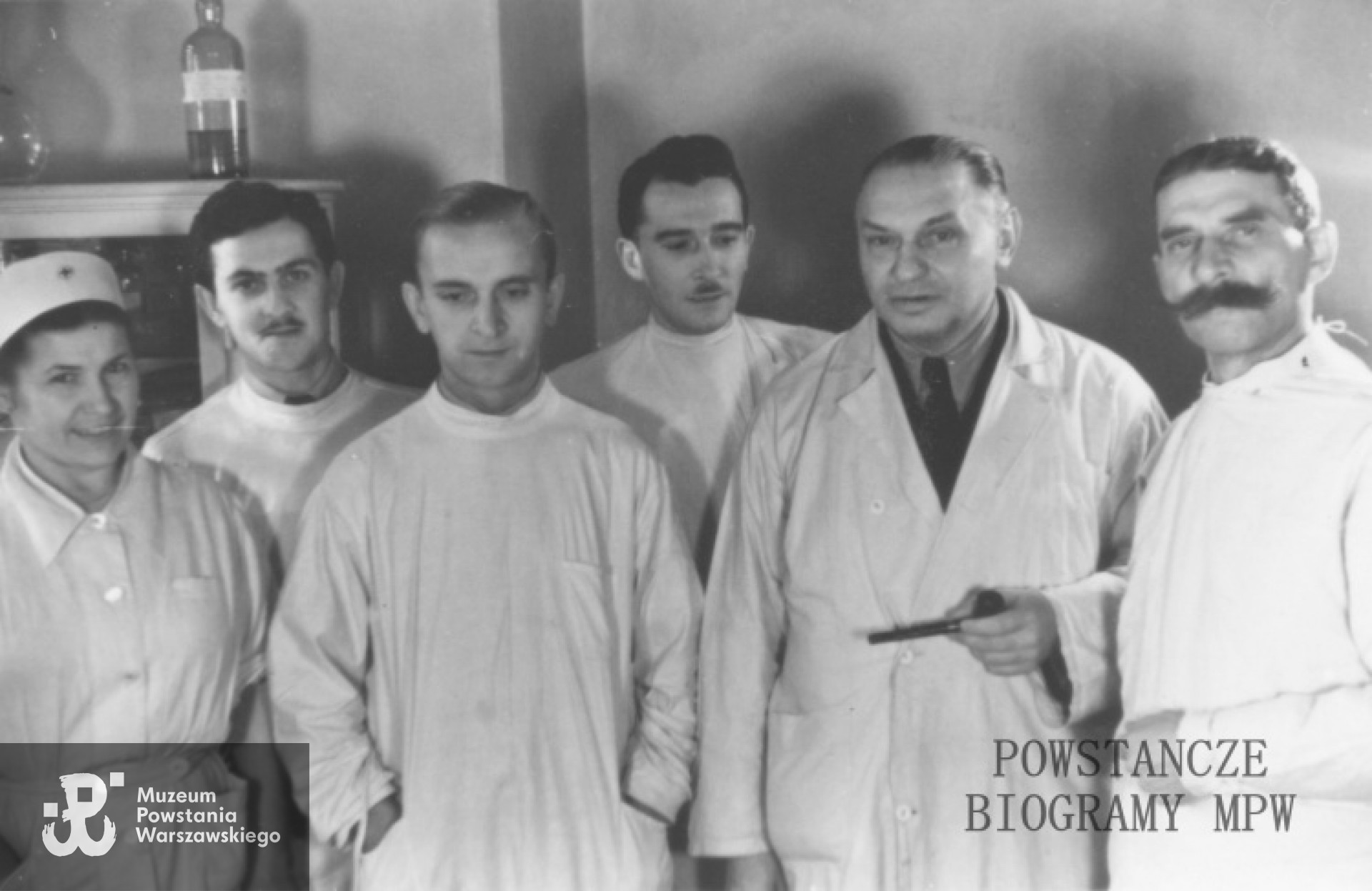 11.12.1943. Warszawa Szpital Ujazdowski. Oddział VII B. Na zdjęciu personel szpitala, dr Felicjan Guda-Wołkowiński stoi pierwszy z prawej strony. Ze zbiorów Muzeum Powstania Warszawskiego, sygn. P/5482