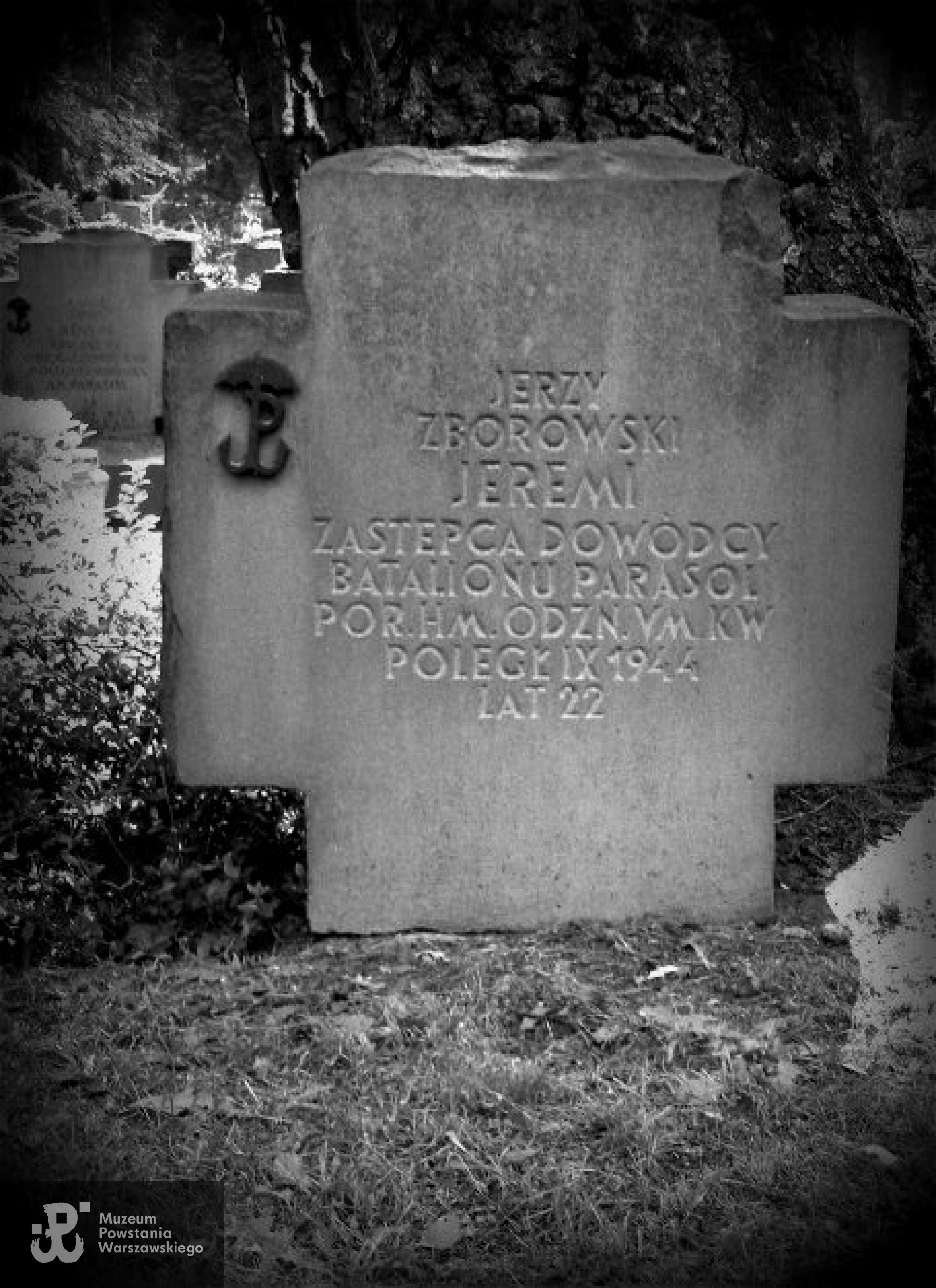Mogiła symboliczna kpr. pchor. Jerzego Zborowskiego - Cmentarz Wojskowy na Powązkach, kwatera "Parasola". <i>Źródło fot. Wikipedia</i>