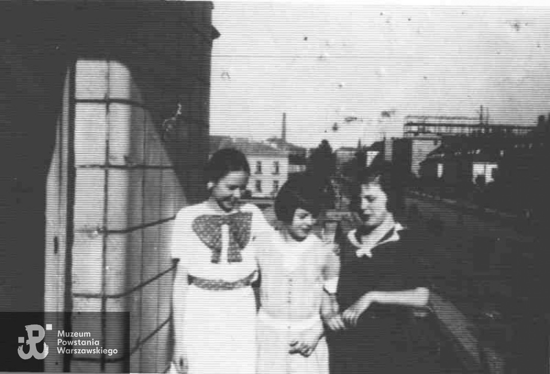 Rok 1937 - Zosia w czarnej sukience po prawej