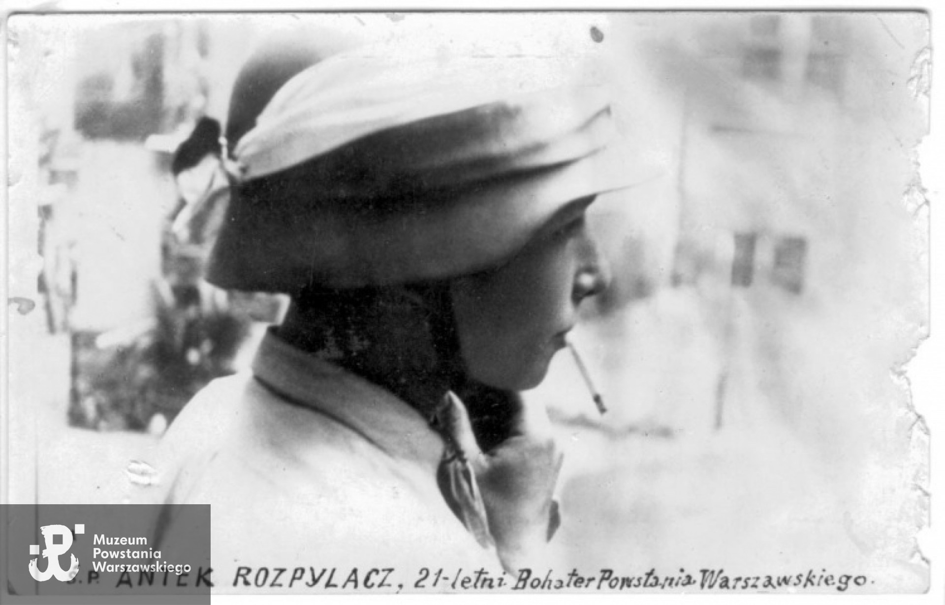 Jedyne zachowane zdjęcie z Powstania Warszawskiego - na odwrocie data 1 VIII 1944 r.