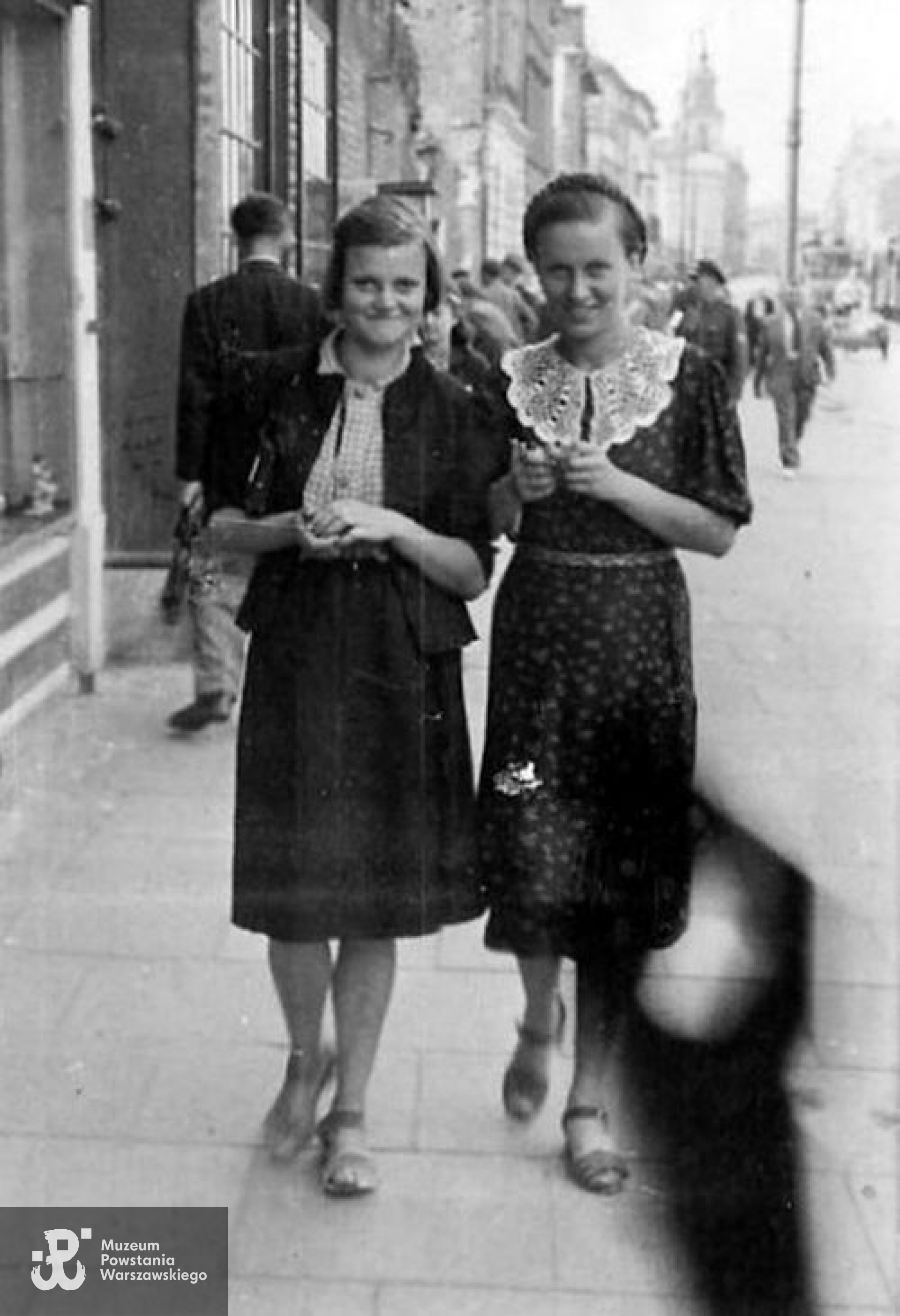 Maria  Bobrownicka z siostrą Barbarą. Zdjęcie wykonane podczas okupacji na Nowym Świecie w Warszawie. Fot. archiwum rodzinne.
