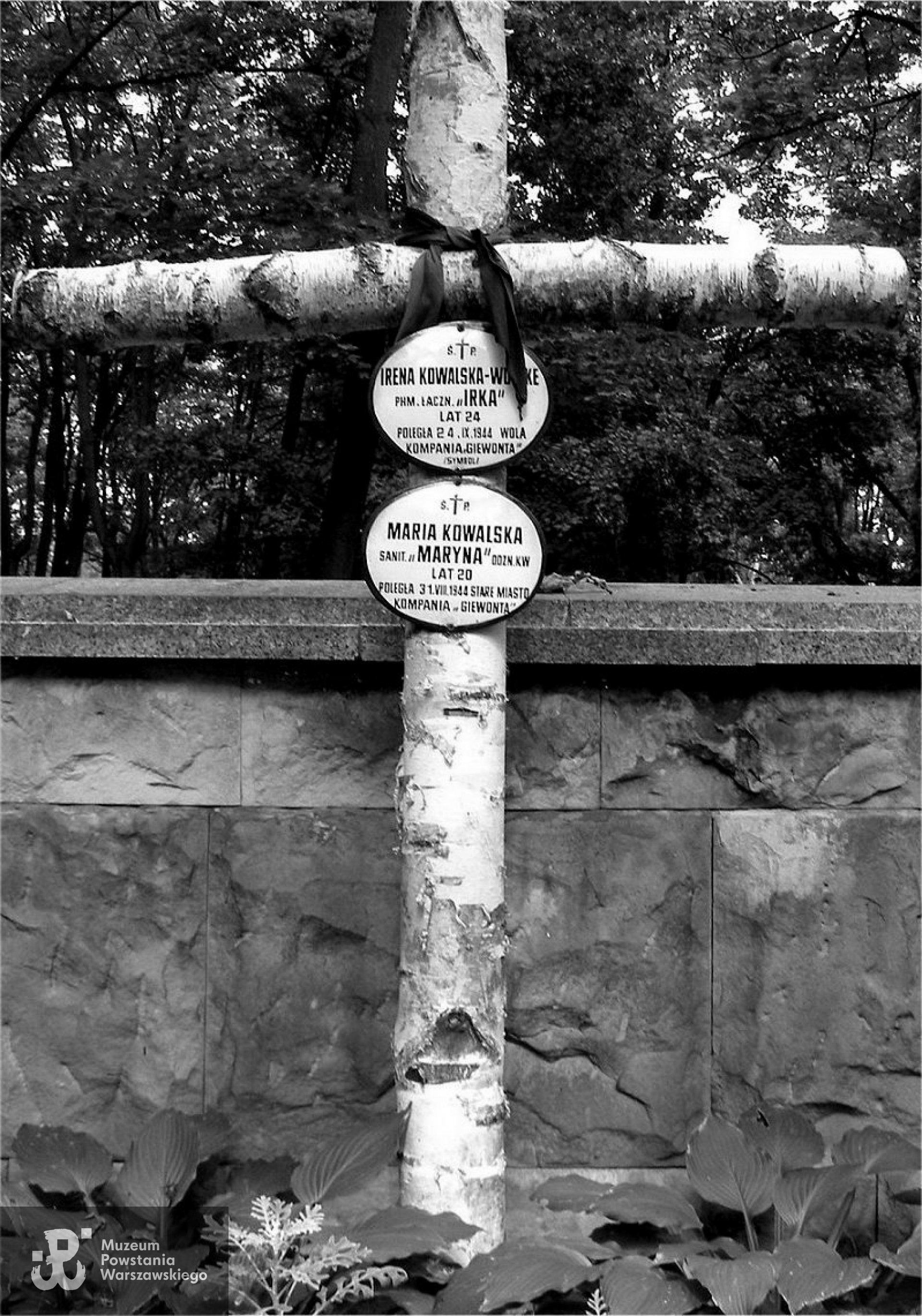 Mogiła sióstr Kowalskich w kwaterze żołnierzy batalionu Zośka - Cmentarz Wojskowy na Powązkach