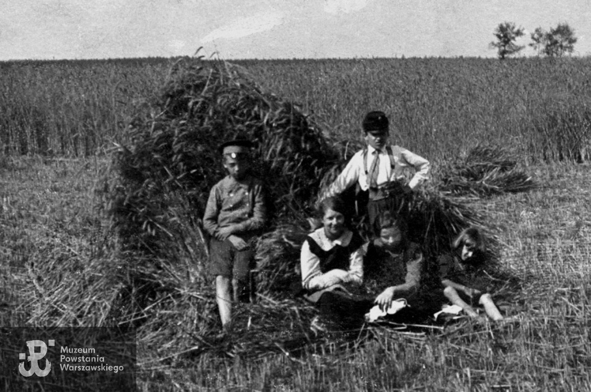 Wanda Głuchowska (siedzi w środku) z bratem Włodzimierzem (stoi w białej koszuli. W Powstaniu aptekarz 104 Szpitala AK) i siostrą Wiesławą (pierwsza od prawej) oraz stryjecznym bratem Lechem Głuchowskim i stryjeczną siostrą Halszką Głuchowską. Majątek Lipicze lipiec 1914 r.  Fot. archiwum rodzinne