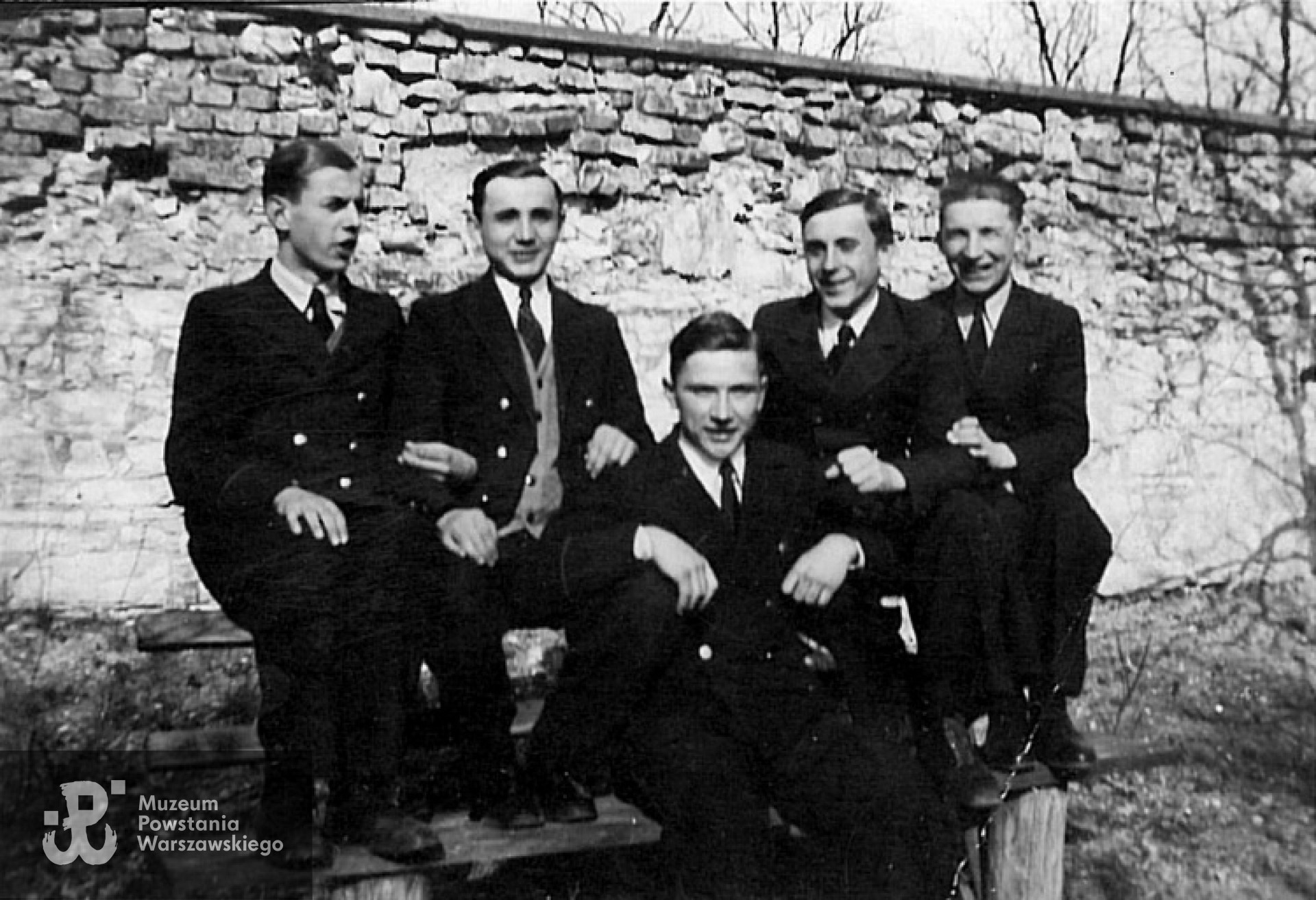 Uczniowie Gimnazjum Humanistycznego w Solcu nad Wisłą - kwiecień 1937 r. Od lewej siedzą: Tadeusz Życzyński (po wojnie - lekarz), Stefan Olszowiec (lekarz), Edward Sobich (inż rolnik), Stanisław Główka (ekonomista), w środku siedzi Marian Szczupak ( wiadomości o losach powojennych). Zdjęcie z rodzinnego archiwum córki Małgorzaty.