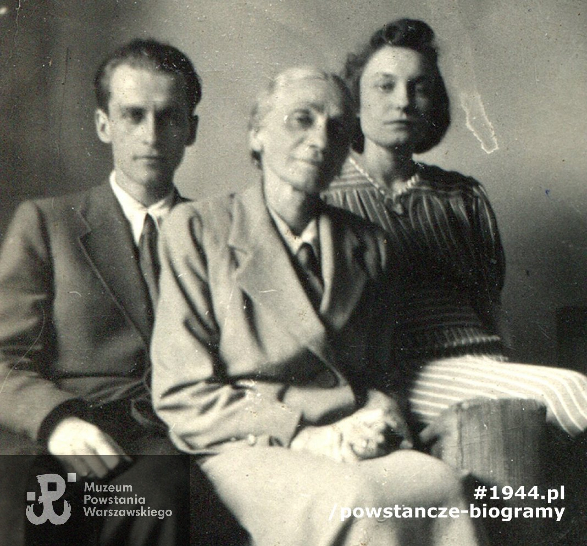 Krzysztof Kamil Baczyński z matką Stefanią i żoną Barbarą, czerwiec 1942 roku.  Fot. <i>materiały prasowe - www.stronaokulturze.pl</i>