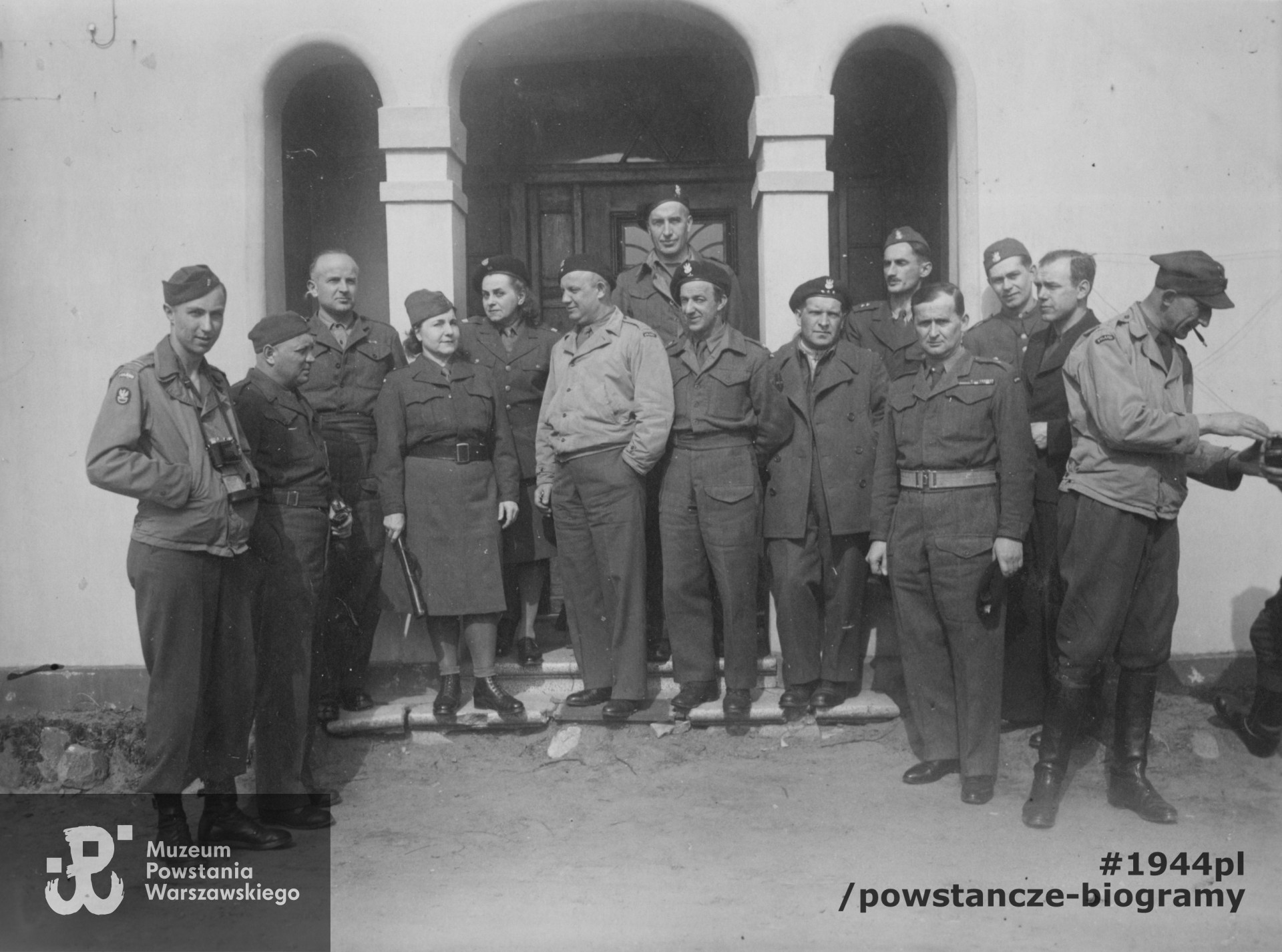 Fotografia wykonana po wyzwoleniu -  na zdjęciu  widoczni: ppor. Klemens Biedrzycki "Rawicz", stojący w pierwszym rzędzie drugi z prawej strony (patrzy w obiektyw) oraz Zofia Biedrzycka -  stojąca piąta z lewej strony.  Prawdopodobnie 1945 lub 1946 rok. Fot. ze zbiorów Muzeum Powstania Warszawskiego, dar p. Jana Fuhrmanna. Przekazane do zbiorów  MPW fotografie należały  do p.  Marii  Fuhrmann z domu Wolskiej (1924-1977) ps. "Krystyna"