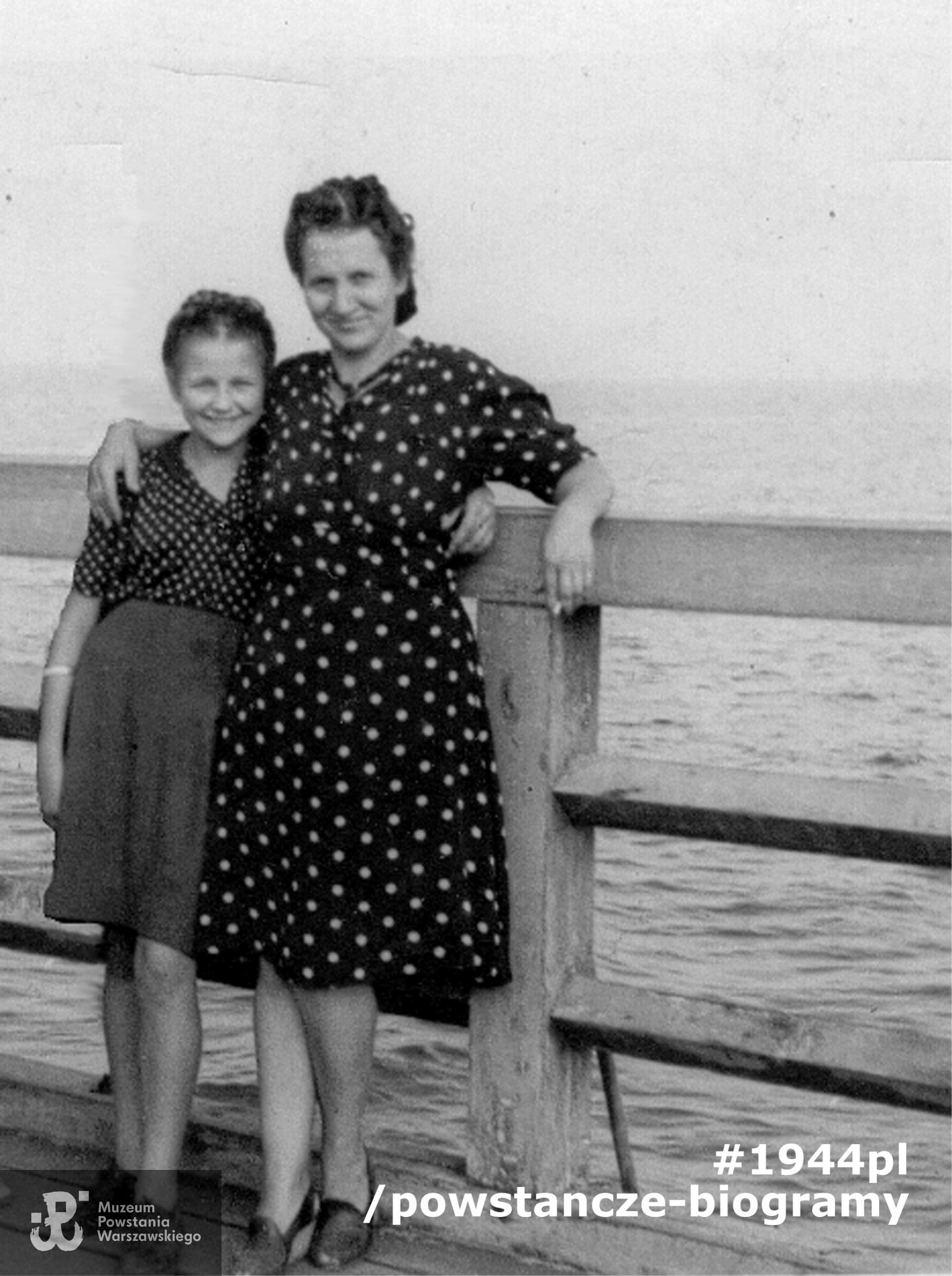 Anna Czerska z domu Fritz  z matką Genowefą Fritzową w 1945 r. Fot. ze zbiorów Muzeum Powstania Warszawskiego, sygn. P/6794, dar Anny Czerskiej