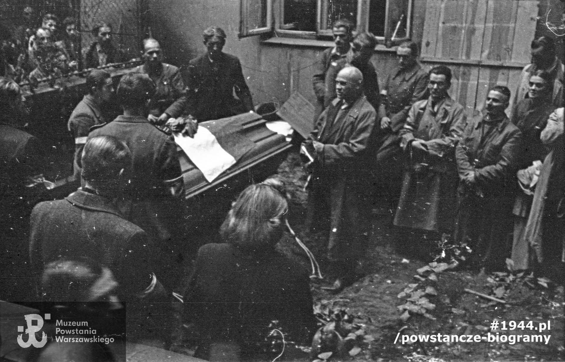 Fotografia z Powstania Warszawskiego, II połowa września 1944 r.  Pogrzeb kpr. pchor. Bohdana Sobocińskiego, syna płk Albina Sobocińskiego "Roland" z OW - KB na podwórzu kamienicy Szopena 16. Autorem zdjęcia jest Marian Grabski "Wyrwa". Fot. ze zbiorów Muzeum Powstania Warszawskiego
