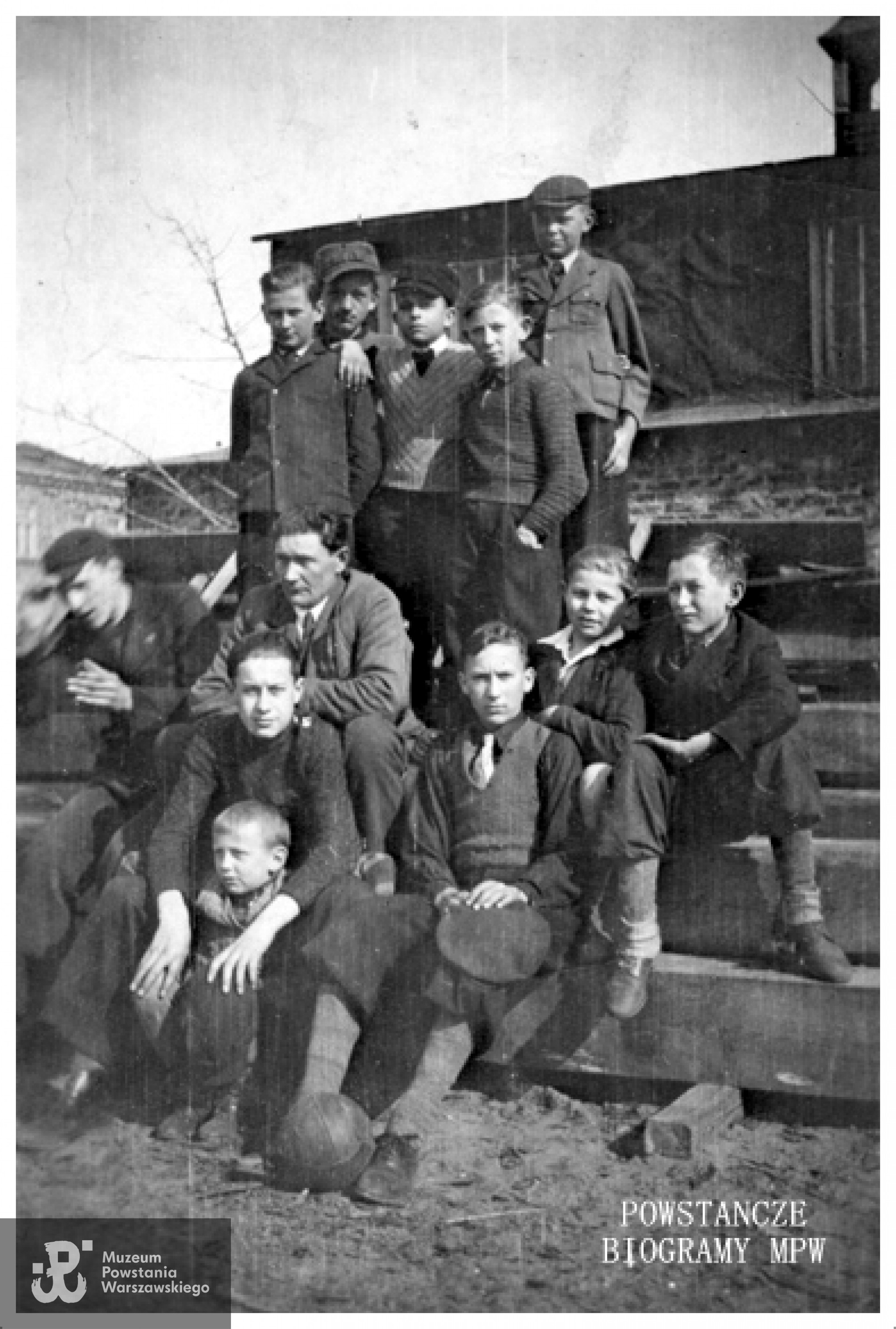 Tadeusz Kotuniak w gronie rembertowskich ministrantów. Fot. z archiwum rodzinnego Włodzimierza Kotuniaka / archiwum 2 HBAP "Żbik"