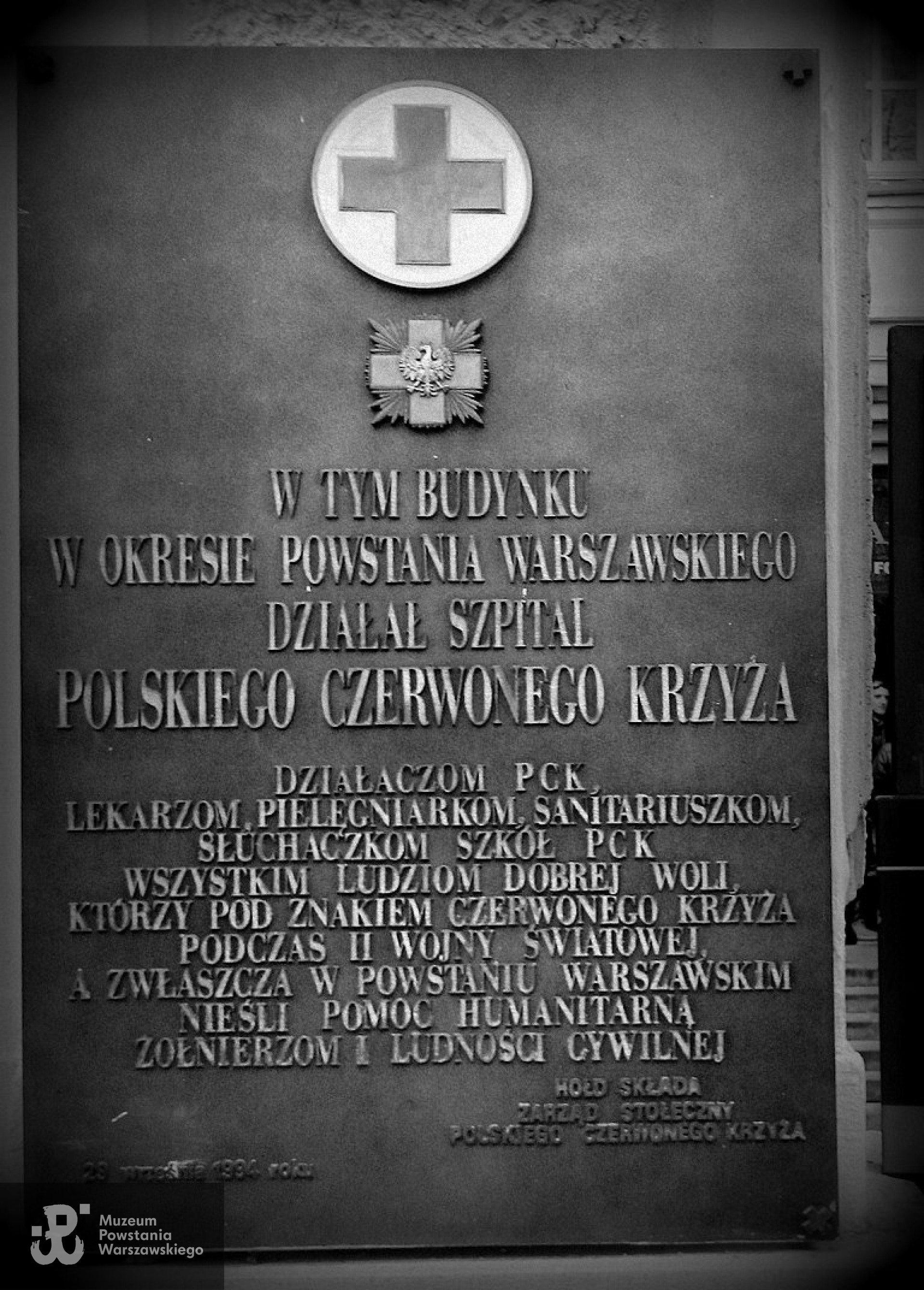 Tablica pamiątkowa na ul. Foksal 3/5 (dawna ul. Pierackiego), gdzie w czasie Powstania Warszawskiego mieścił się szpital polowy. Fot. domena publiczna.