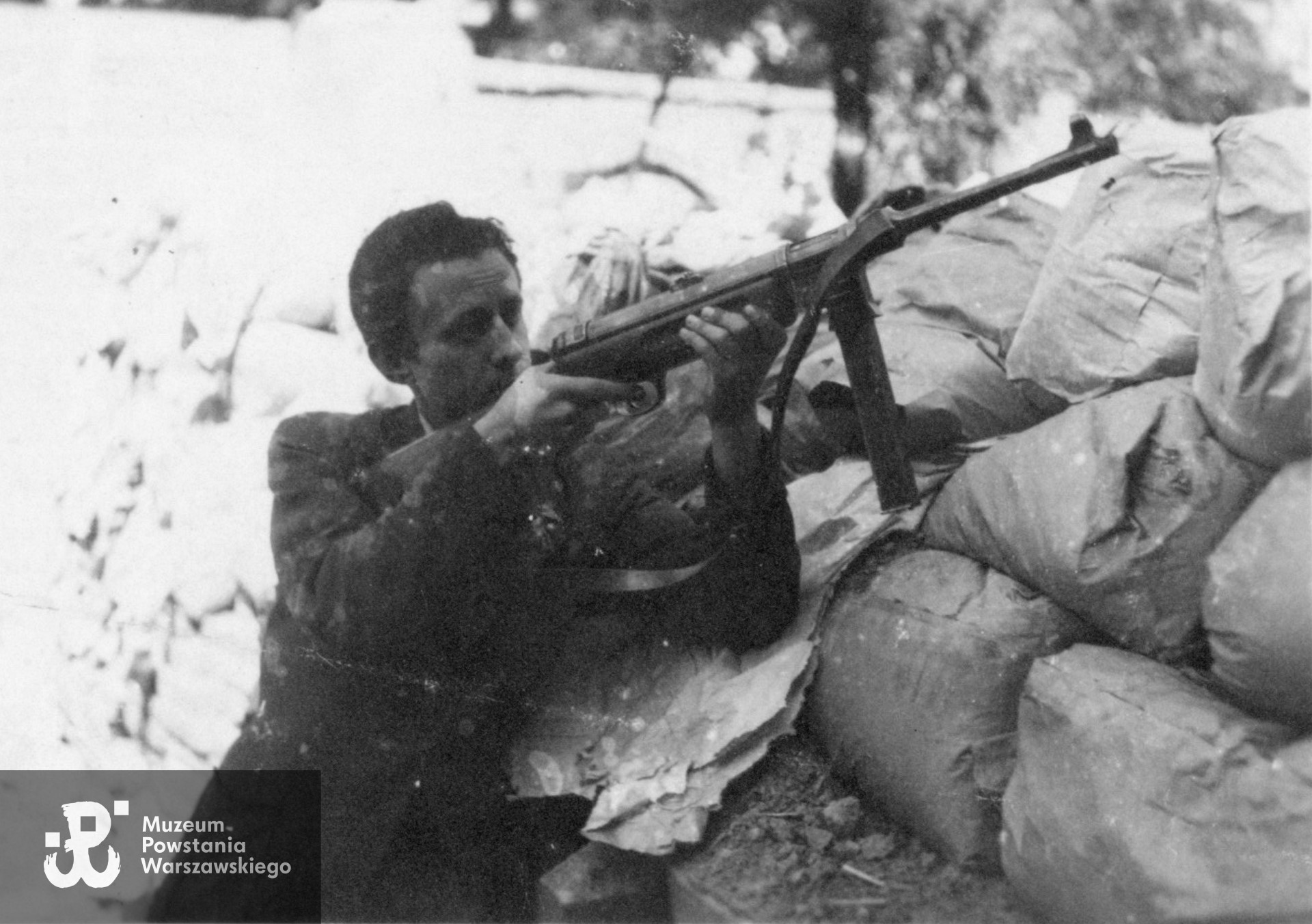 Fotografia z Powstania Warszawskiego, Śródmieście Południe. Adam Zbigniew Domański "Zbyszek" (1922-2010) na barykadzie w rejonie ul. Piusa XI i Alej Ujazdowskich. Fotografia pochodzi ze spuścizny po Adamie Zbigniewie Domańskim, udostępniła p. Zofia Elżbieta Grzebalska z d. Domańska, córka Powstańca. Skany wykonano w Muzeum Powstania Warszawskiego w lutym 2024 r. 
