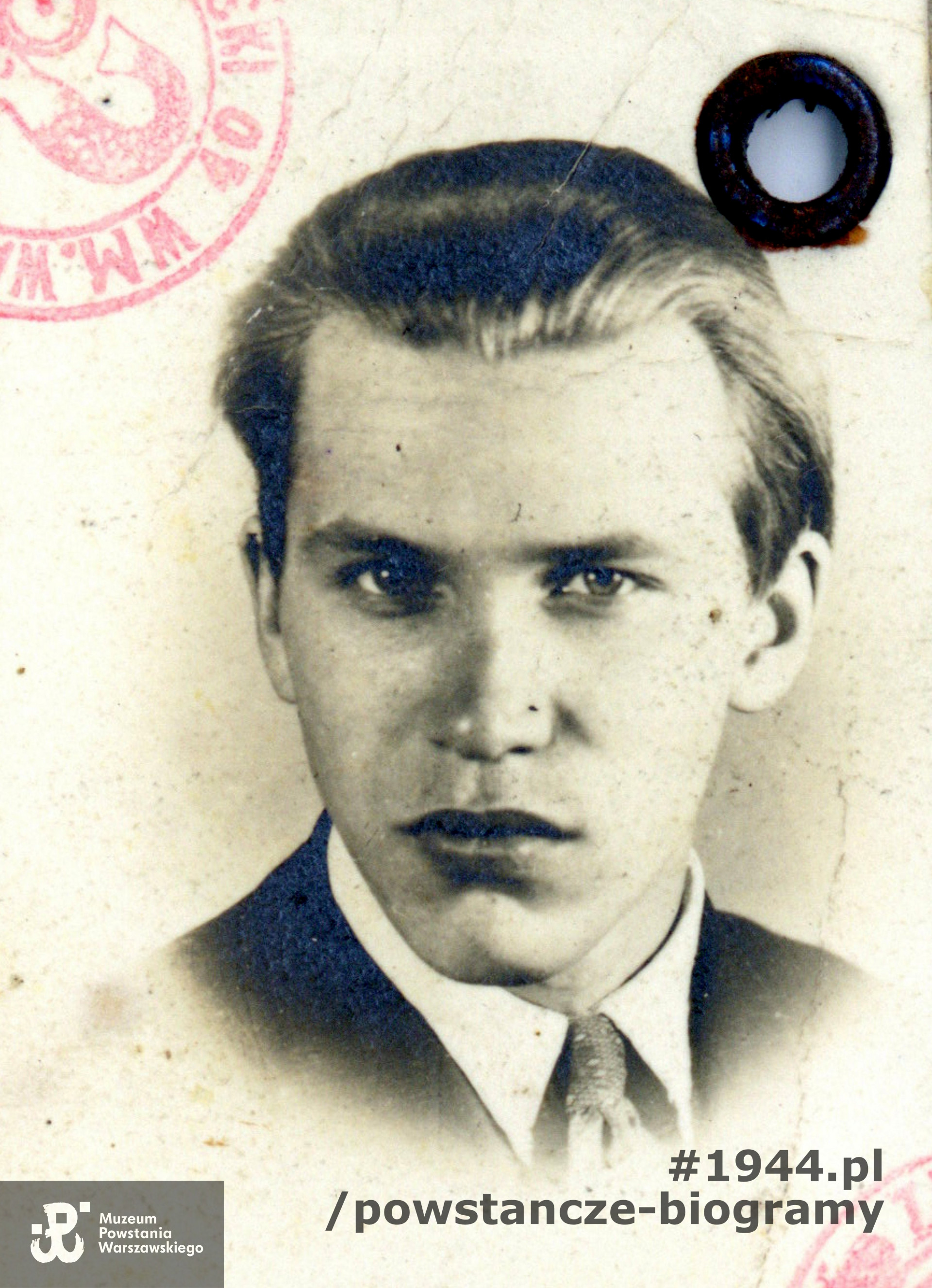 Franciszek Karpiński "Wańka" - fotografia z dokumentów z okresu okupacji. Ze zbiorów Muzeum Powstania Warszawskiego, sygn. P/7895, dar Marii Zahorskiej z domu Karpińskiej