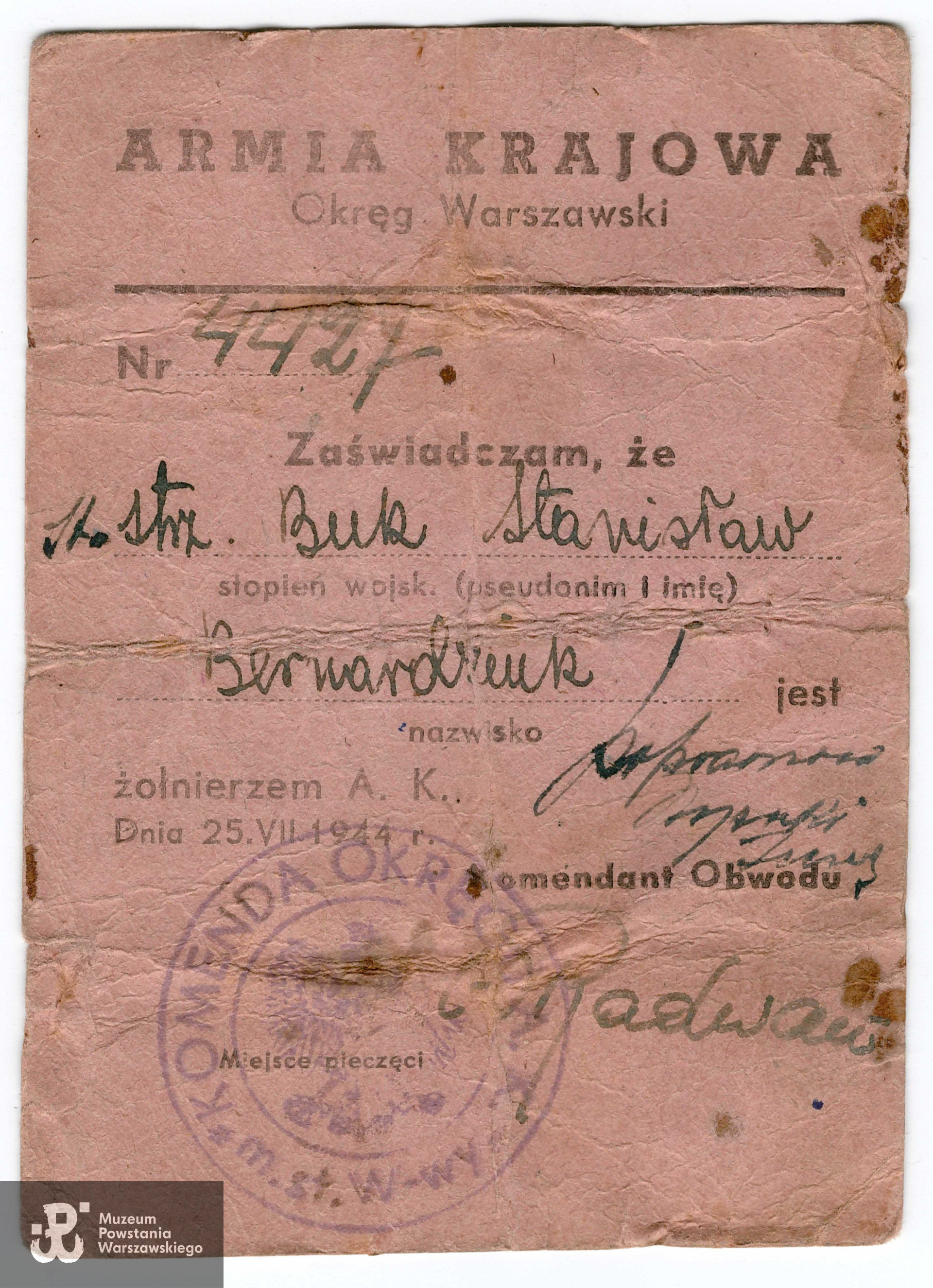 Należąca do Stanisława Bernadziuka legitymacja Armii Krajowej. Ze zbiorów Muzeum Powstania Warszawskiego, sygn. P/9177, dar p. Mirosława Wieczerzaka