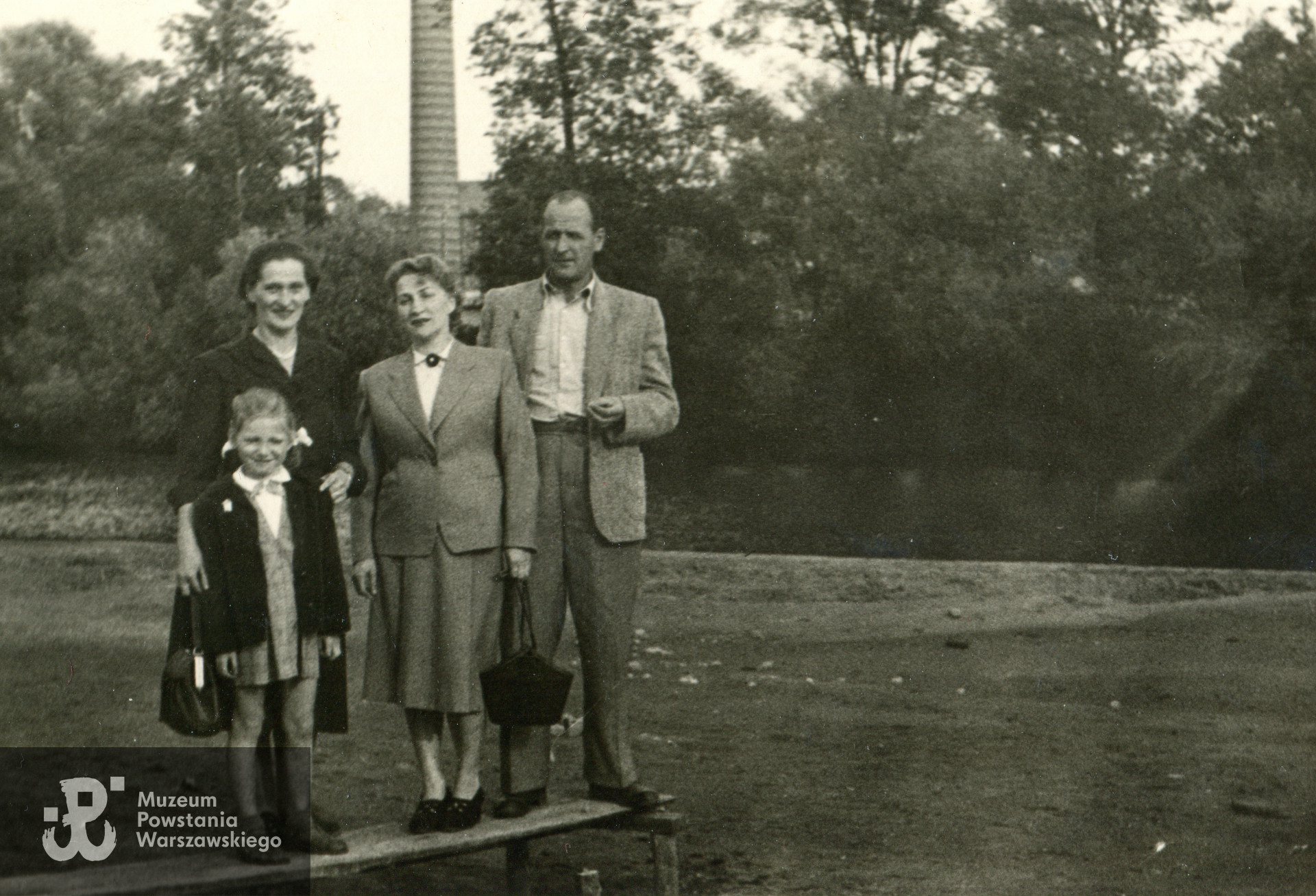 Fotografia powojenna, lata 50-te XX w .Jan  Iwański  z żoną Marią, córką Małgorzatą i siostrą Stanisławą, która podczas wojny była więźniarką niemieckich obozów koncentracyjnych i wykonywano na niej pseudomedyczne eksperymenty. Fot. ze zbiorów rodzinnych, skan udostępniła p. Małgorzata Szczawińska, córka Powstańca