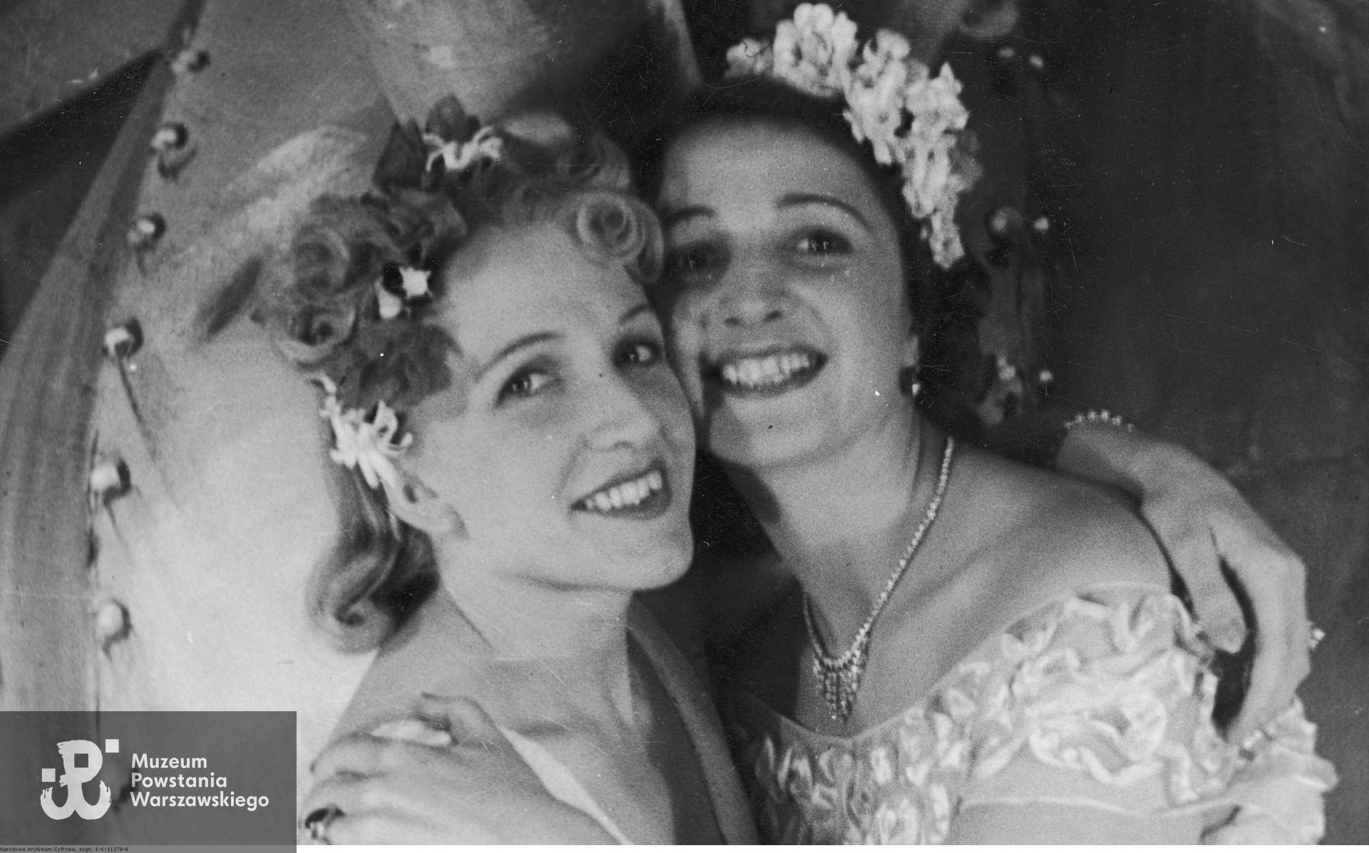 Operetka "Panna Wodna" w Teatrze "8.15" w Warszawie.  Mary Gabrielli (z prawej) i Ola Obarska w jednej ze scen operetki. Ze zbiorów Narodowego Archiwum Cyfrowego - zespół Koncern Ilustrowany Kurier Codzienny - Archiwum Ilustracji, audiovis.nac.gov.pl