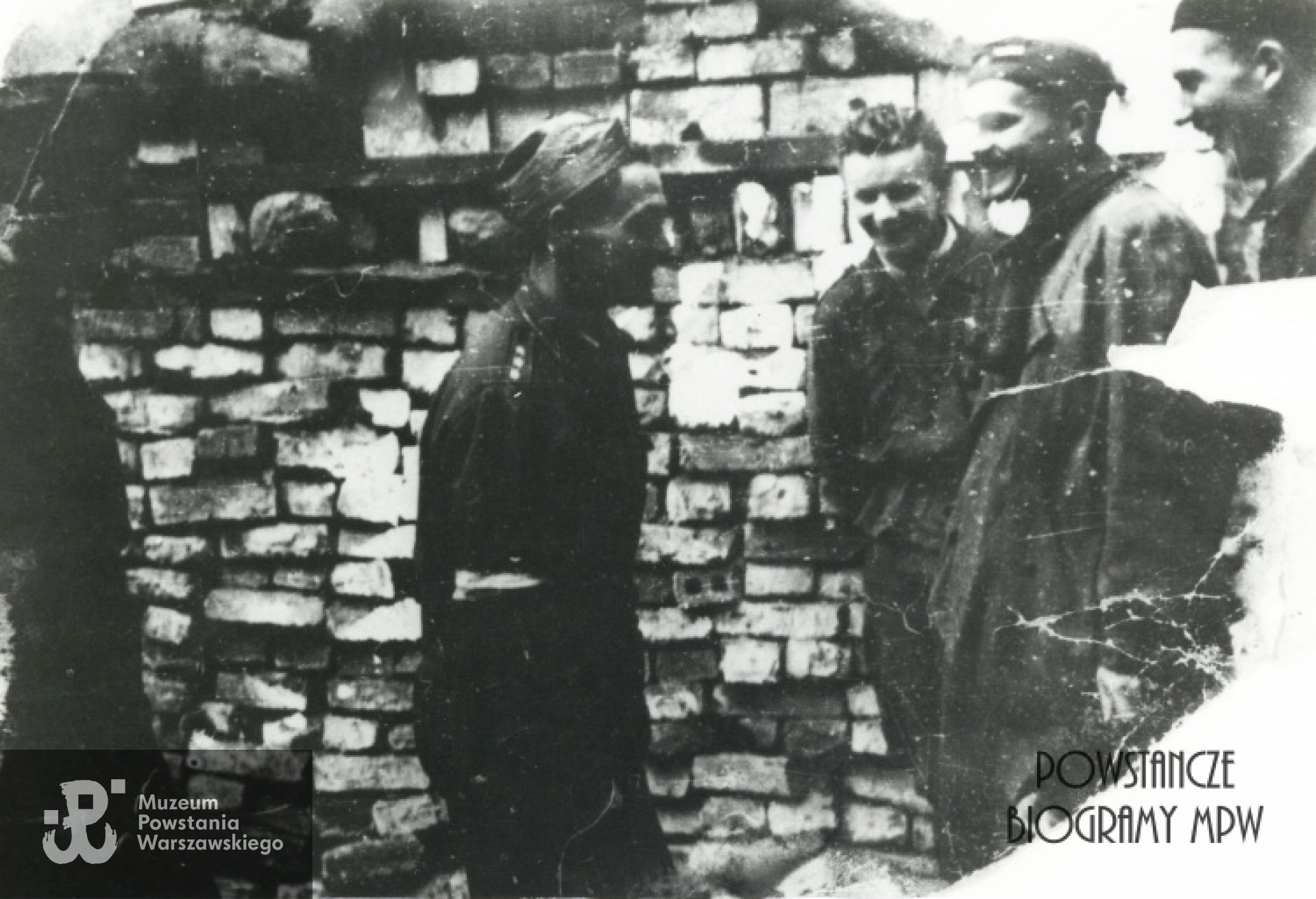 Kpt. Franciszek Malik "Piorun" w rozmowie ze swoimi żołnierzami. Fot. ze zbiorów Muzeum Powstania Warszawskiego, sygn. P/1082