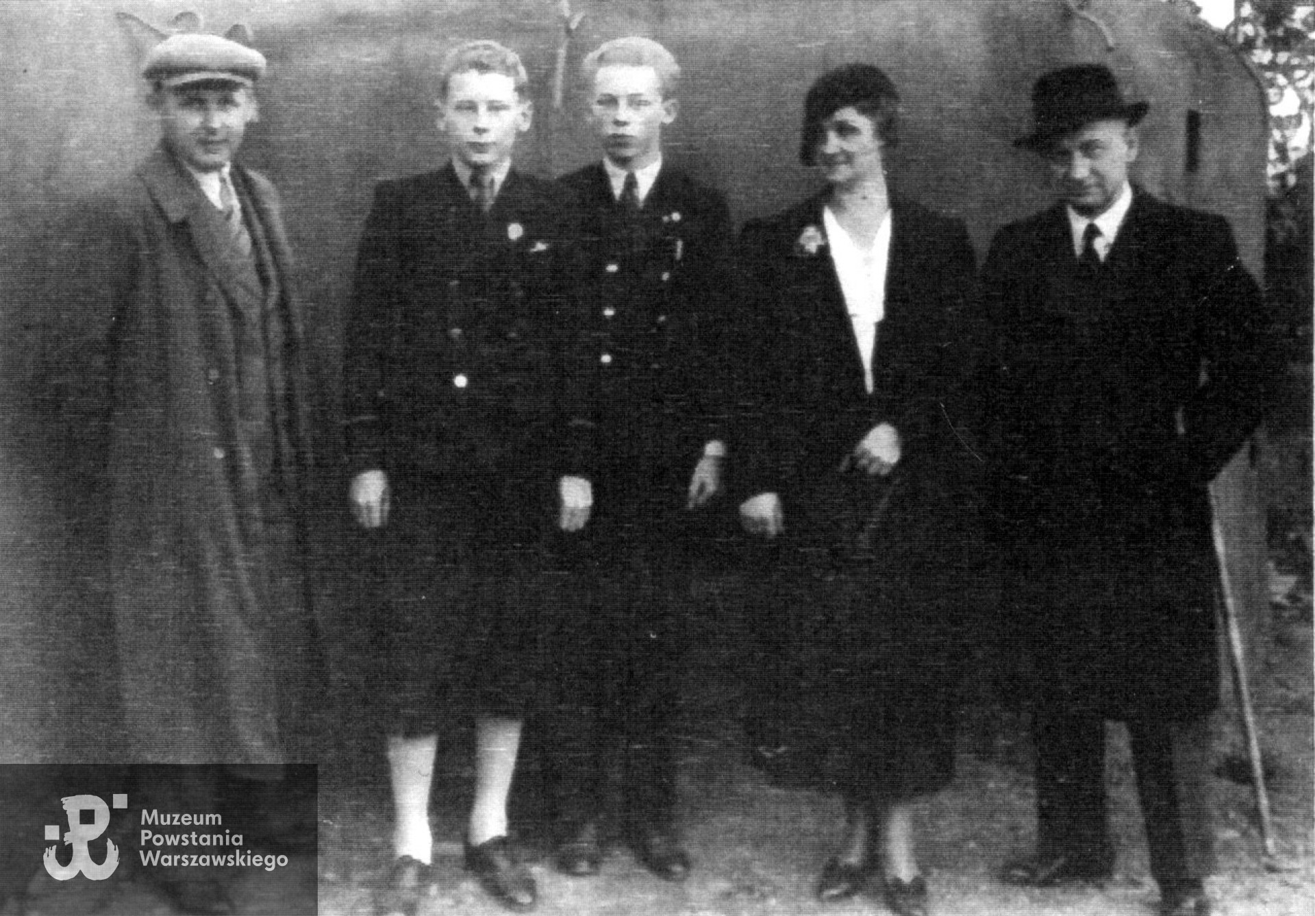 Katowice, prawdopodobnie rok 1939. Bracia Słaboszewicze (drugi i trzeci od lewej), obok nich Zofia Nestrypke, matka Jana Nestrypke ps. Boreysza i Stanisława Nestrypke ps. Bończa. Fot. ze zbiorów rodziny Nestrypke, udostępnił p. Stanisław Nestrypke, syn "Boreyszy".