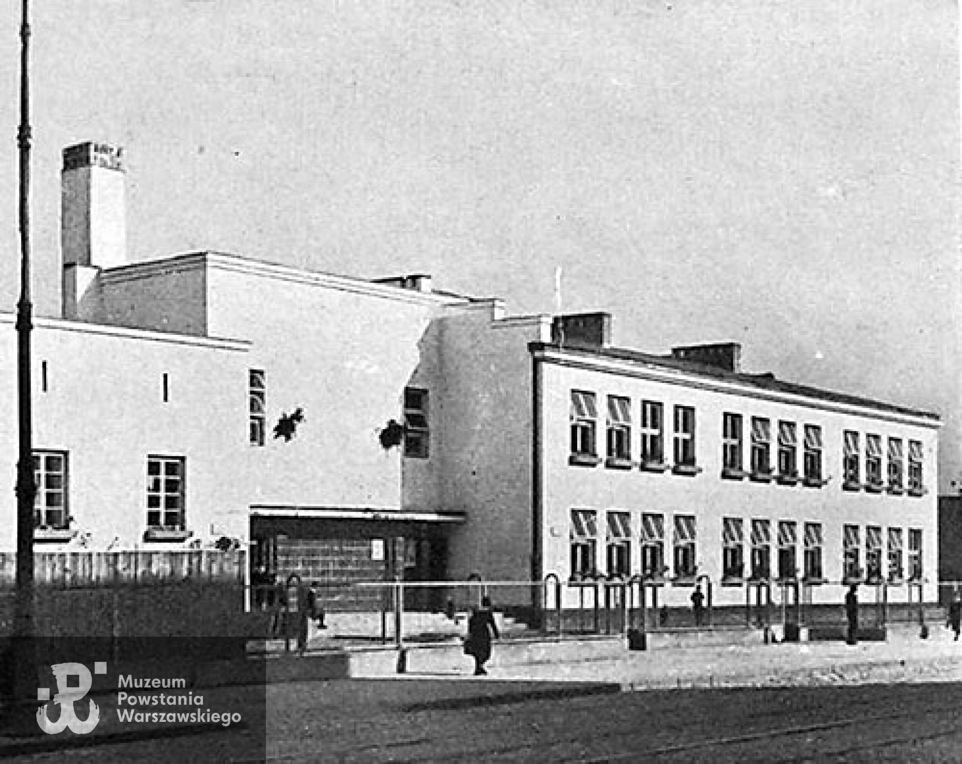 Budynek Szkoły Powszechnej Nr 80 mieszczącej się przy ul. Dobrej Nr 68 - zdjęcie przedwojenne