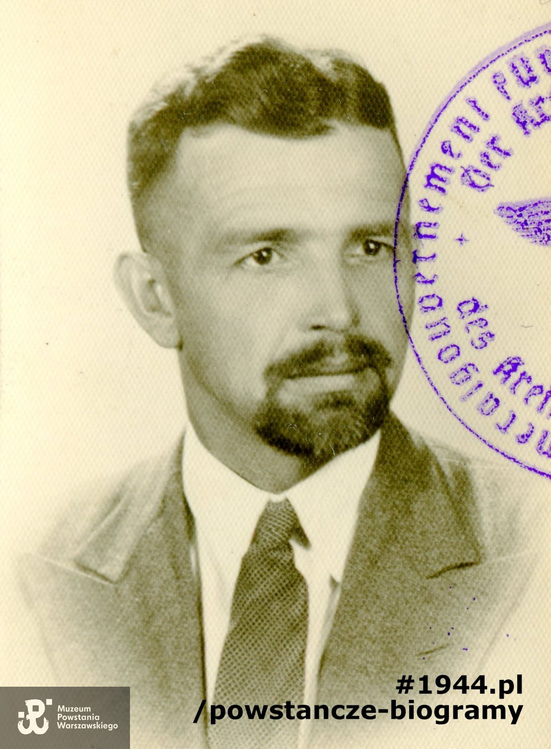 Zdjęcie portretowe/legitymacyjne, prawdopodobnie wykonane w czasie okupacji. Fotografia ze zbiorów Muzeum Powstania Warszawskiego, sygn.  P/7130/10