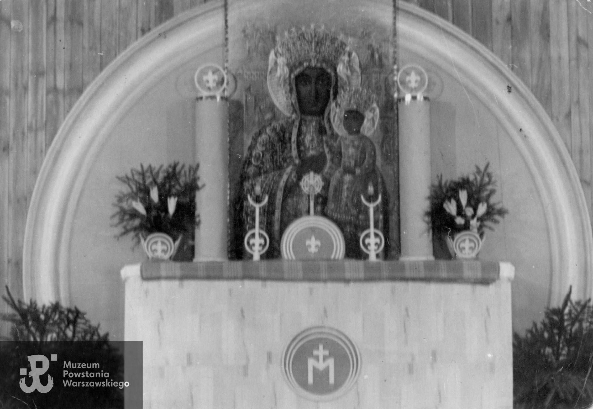 Ołtarz jeńców polskich w Stalagu X B Sandbostel k. Hamburga. Na rewersie fotografii daty: 9.10.1944 - 18.12.1944. Fot. ze zbiorów prywatnych p. Jadwigi Dippel - Bossowskiej.