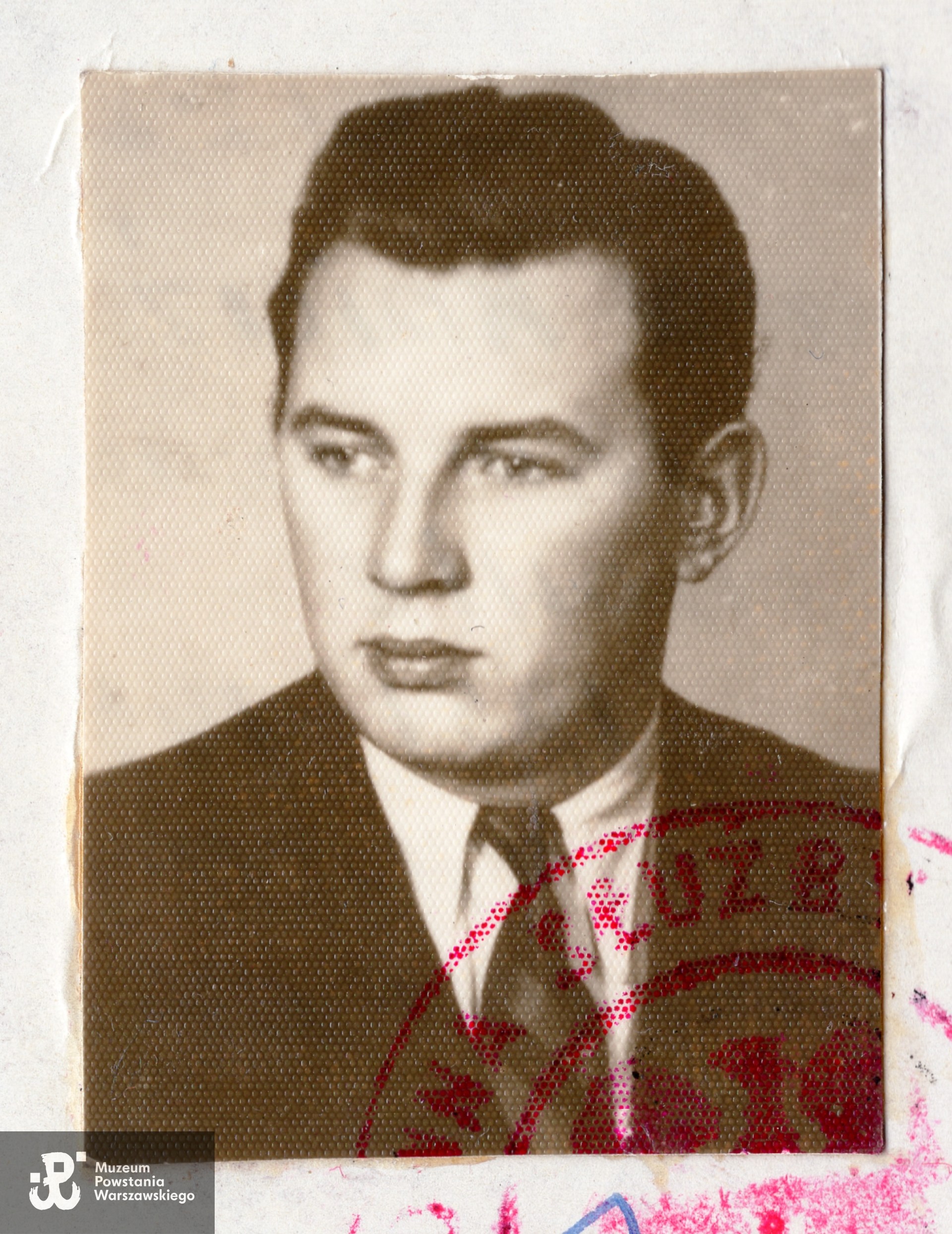 Powojenna fotografia legitymacyjna.Obóz na wyspie Sylt, 1945 r. Fot. z archiwum rodzinnego p. Ryszarda Kniazia. Skan wykonano w Muzeum Powstania Warszawskiego/Dział Kombatanta