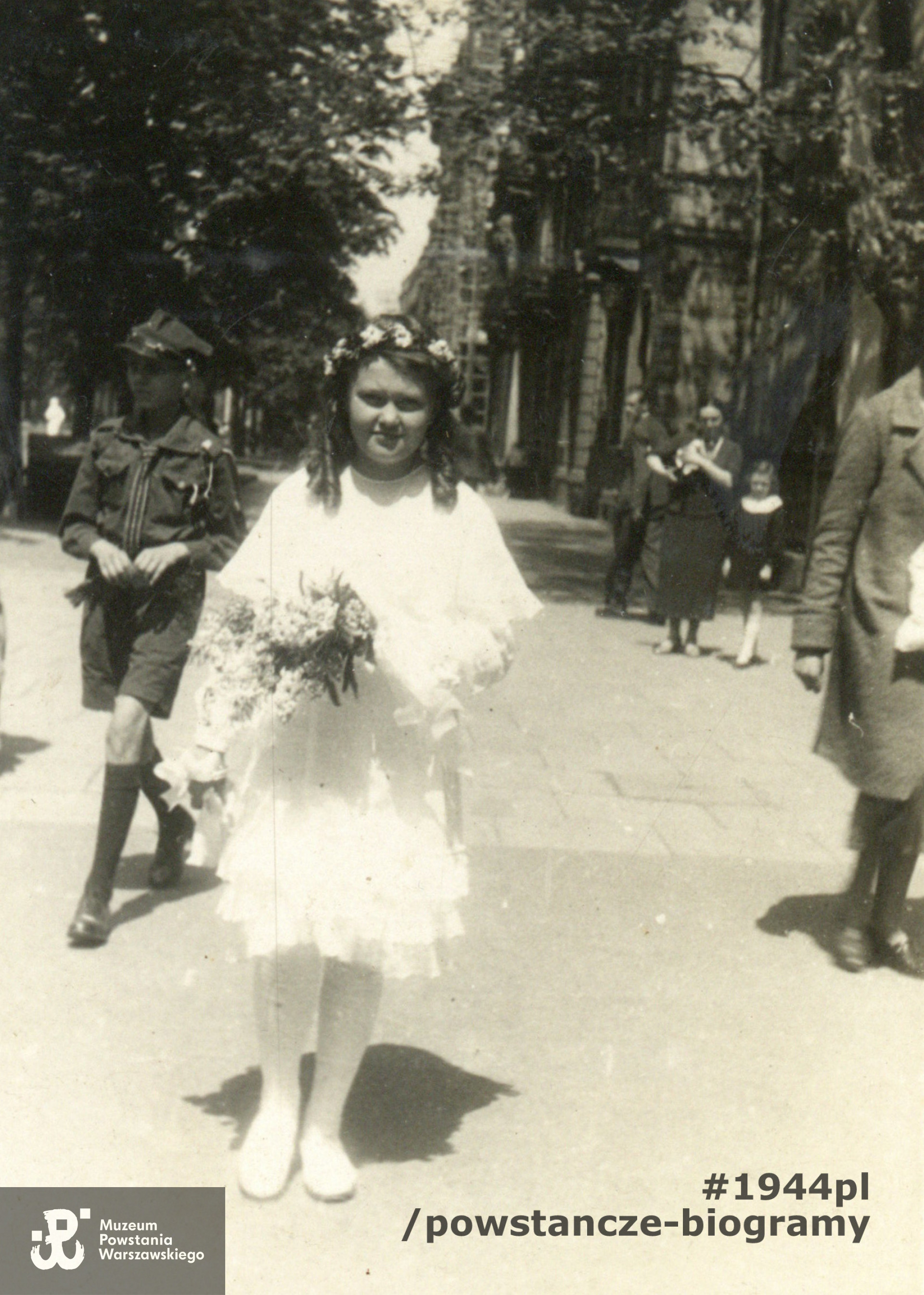 Alina Deręgowska podczas Pierwszej Komunii Świętej, około 1932 roku. Fotografia wykonana na jednej z warszawskich ulic. Fot. ze zbiorów  rodzinnych, udostępniła p. Agnieszka Nagalska z domu Riedel