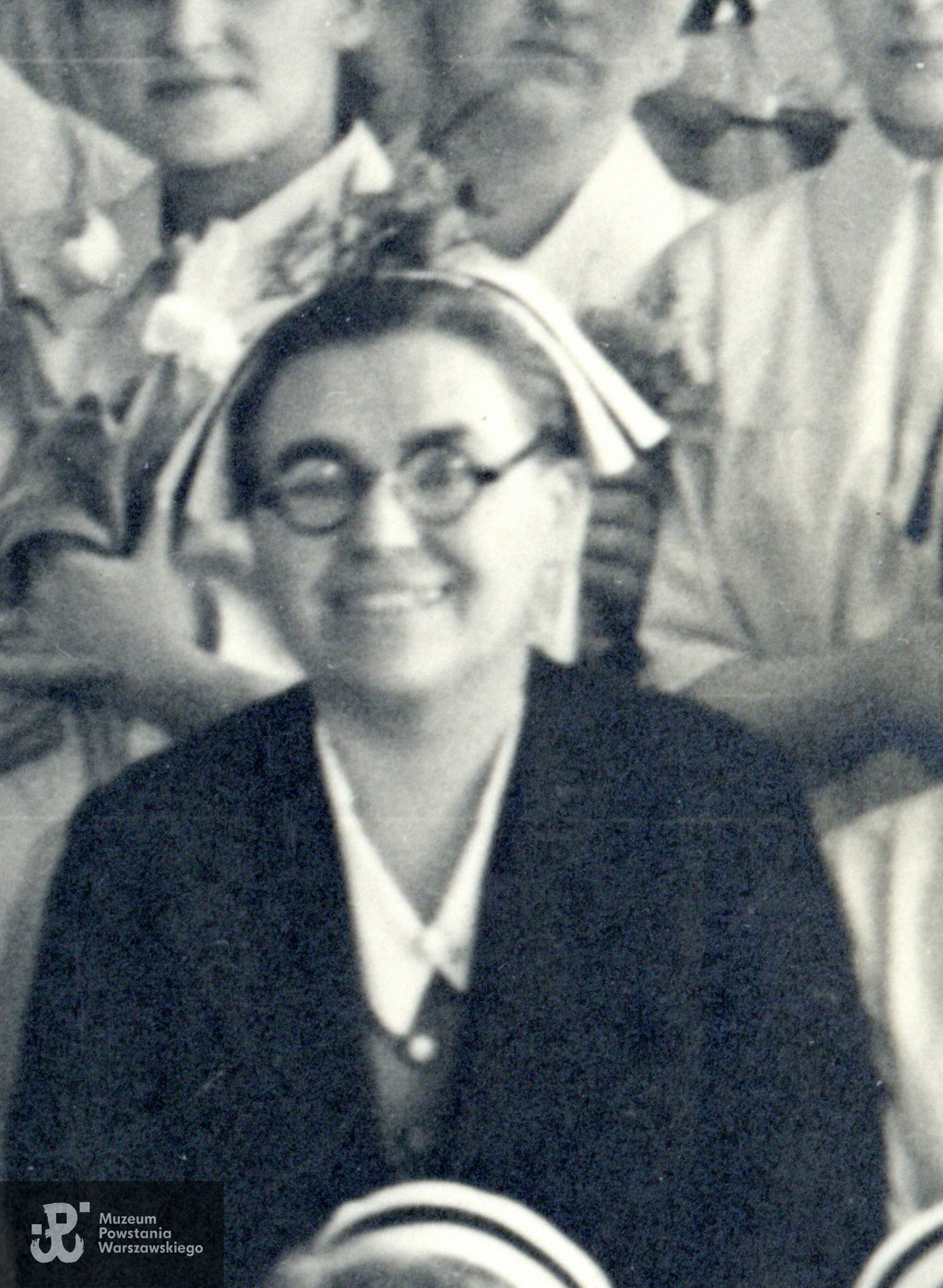 Wanda Lankajtes wśród absolwentek Warszawskiej Szkoły Pielęgniarstwa, 1943 rok. Fragment szerszego ujęcia. Fotografia pochodząca ze spuścizny po Feliksie Tomaszewskiej, po mężu Moskwa.  Fot. ze zbiorów rodzinnych, udostępnili p. Jacek Krzysztof Moskwa i p. Stanisława Piotr Moskwa, synowie Feliksy Tomaszewskiej. Skany wykonano w Muzeum Powstania Warszawskiego, 03/2024