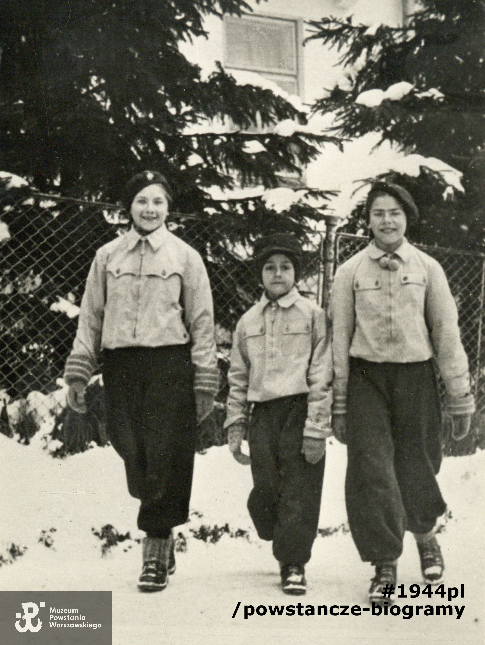Zimą na rodzinnym Żoliborzu, od lewej: Anna Natanson, Wiktor Natanson "Humięcki",  Alicja (Lusia) Natanson. Fot. z archiwum rodzinnego p. Wiktora Natansona.