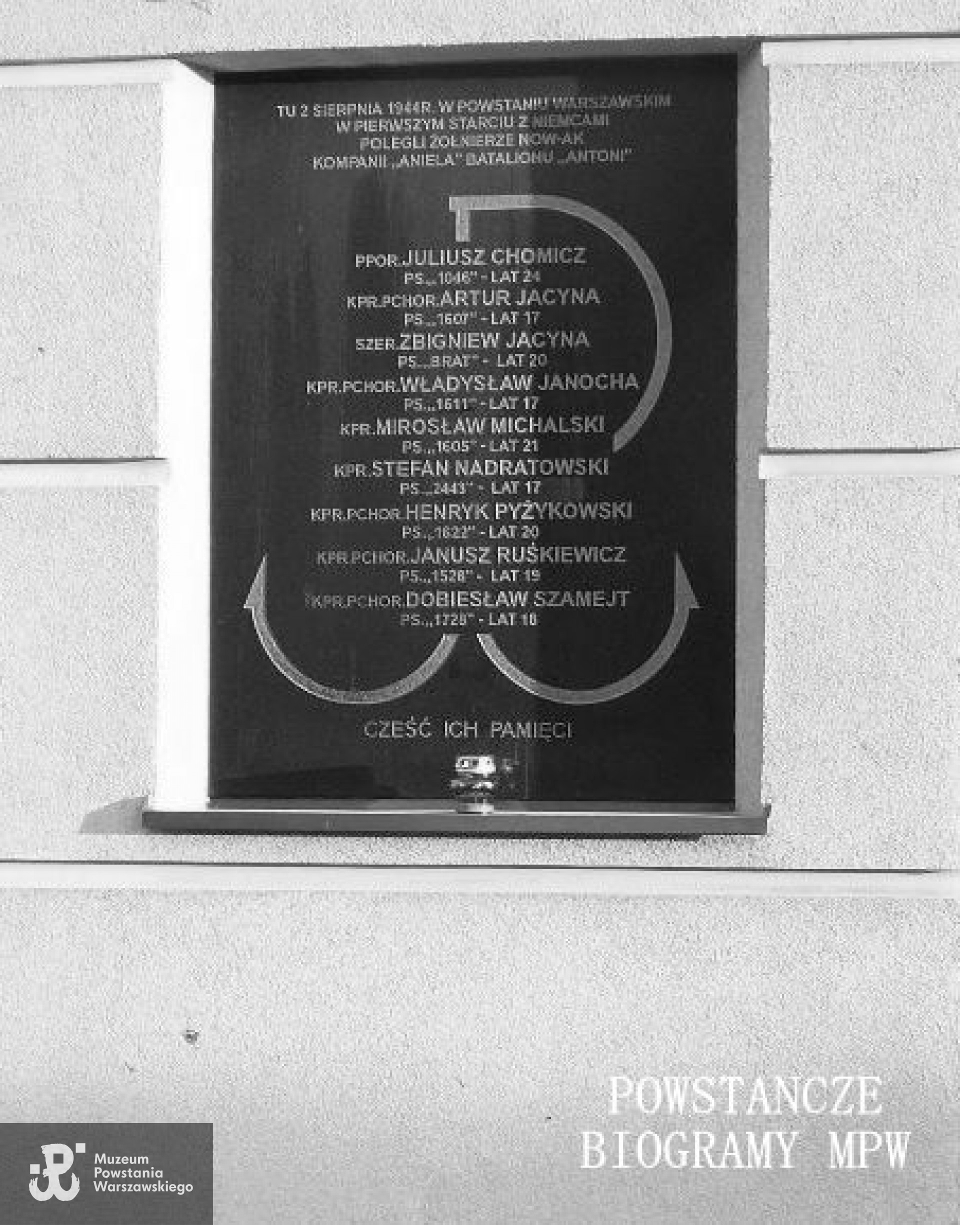 Tablica  na budynku przy ul. Górczewskiej 45 przed skrzyżowaniem z ul. Sokołowską upamiętniająca poległych żołnierzy z patrolu por. Chomicza