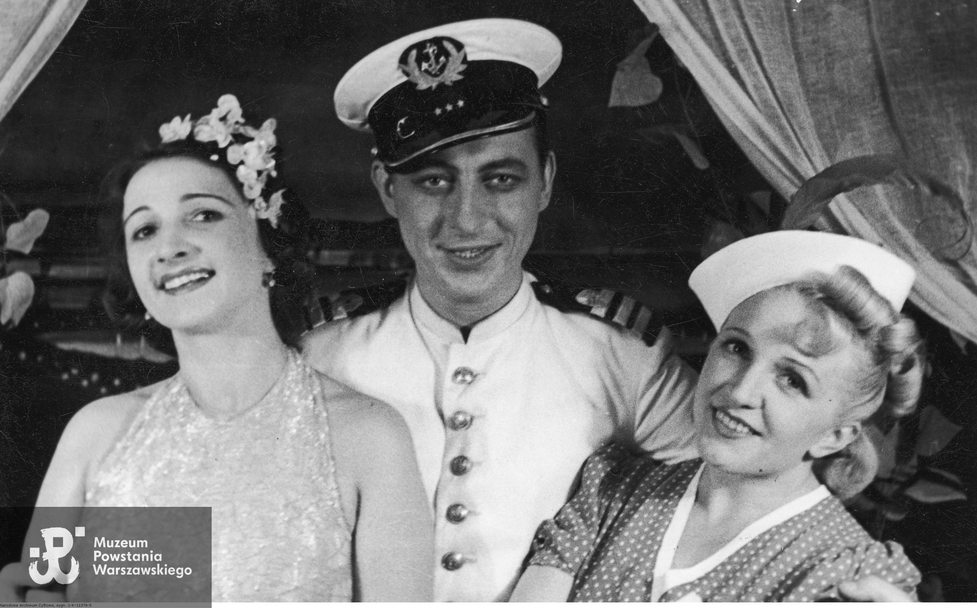 Operetka "Panna Wodna" w Teatrze "8.15" w Warszawie.  Jedna ze scen przedstawienia. Widoczni od prawej: Ola Obarska, Tadeusz Zakrzewski, Mary Gabrielli. 1939 rok. Ze zbiorów Narodowego Archiwum Cyfrowego - zespół Koncern Ilustrowany Kurier Codzienny - Archiwum Ilustracji, audiovis.nac.gov.pl