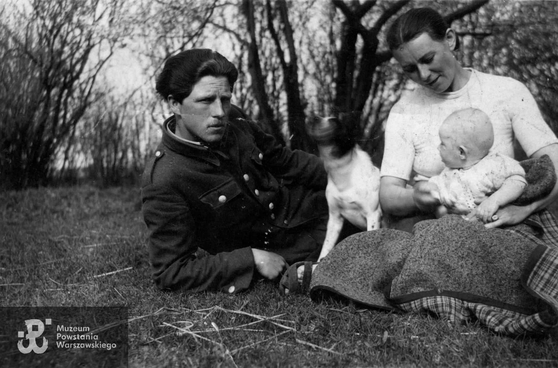 Wiesław Baranowski z żoną Alicją i córeczką Barbarą (Zaborów Leśny) 1947 rok. Fot. ze zbiorów rodzinnych, skan udostępnił p. Sebastian Baranowski, wnuk Powstańca [25]