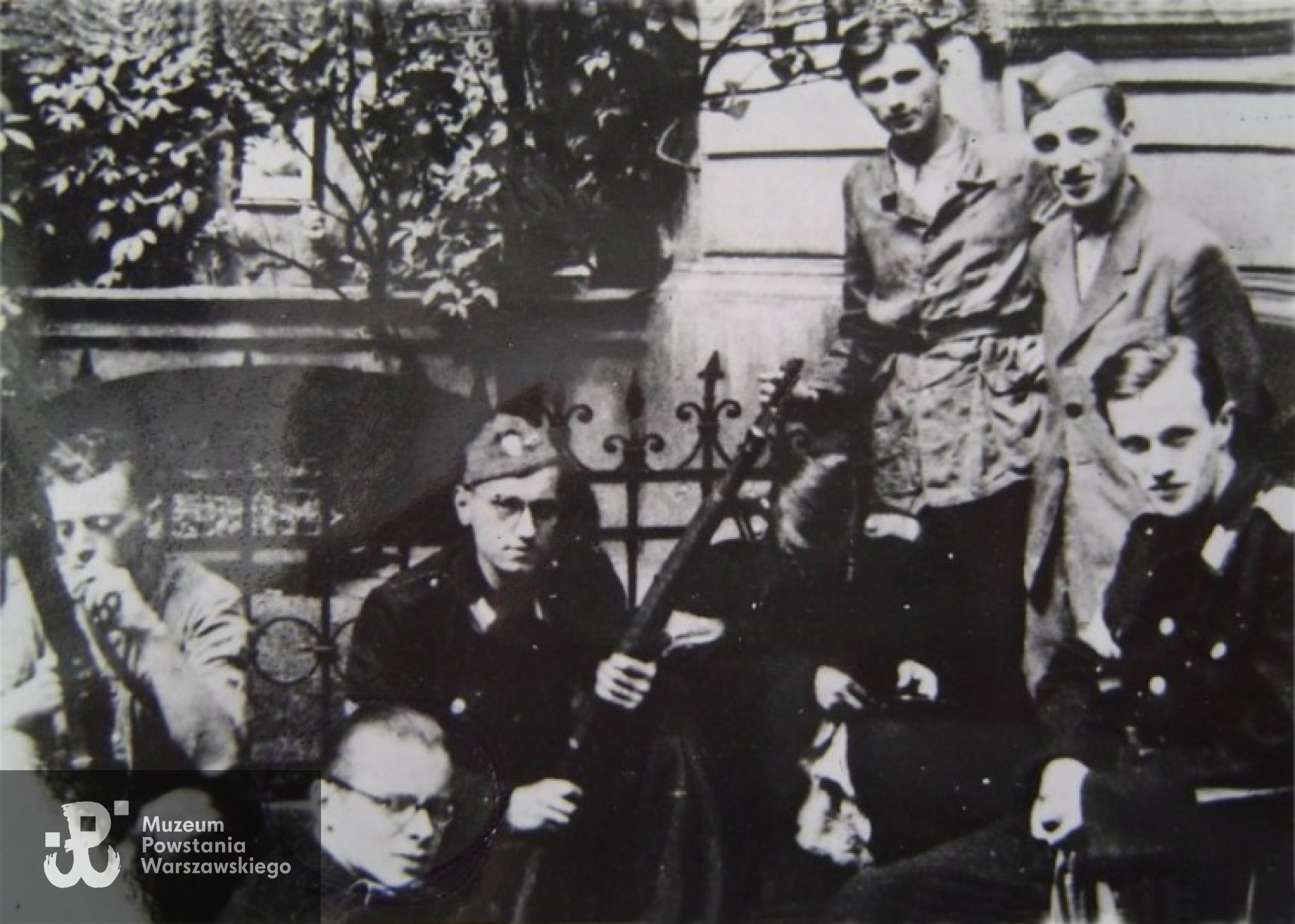 Okres Powstania. Andrzej Danysz, drugi od lewej, wśród kolegów z oddziału. Archiwum A.Danysza / SPPW1944.