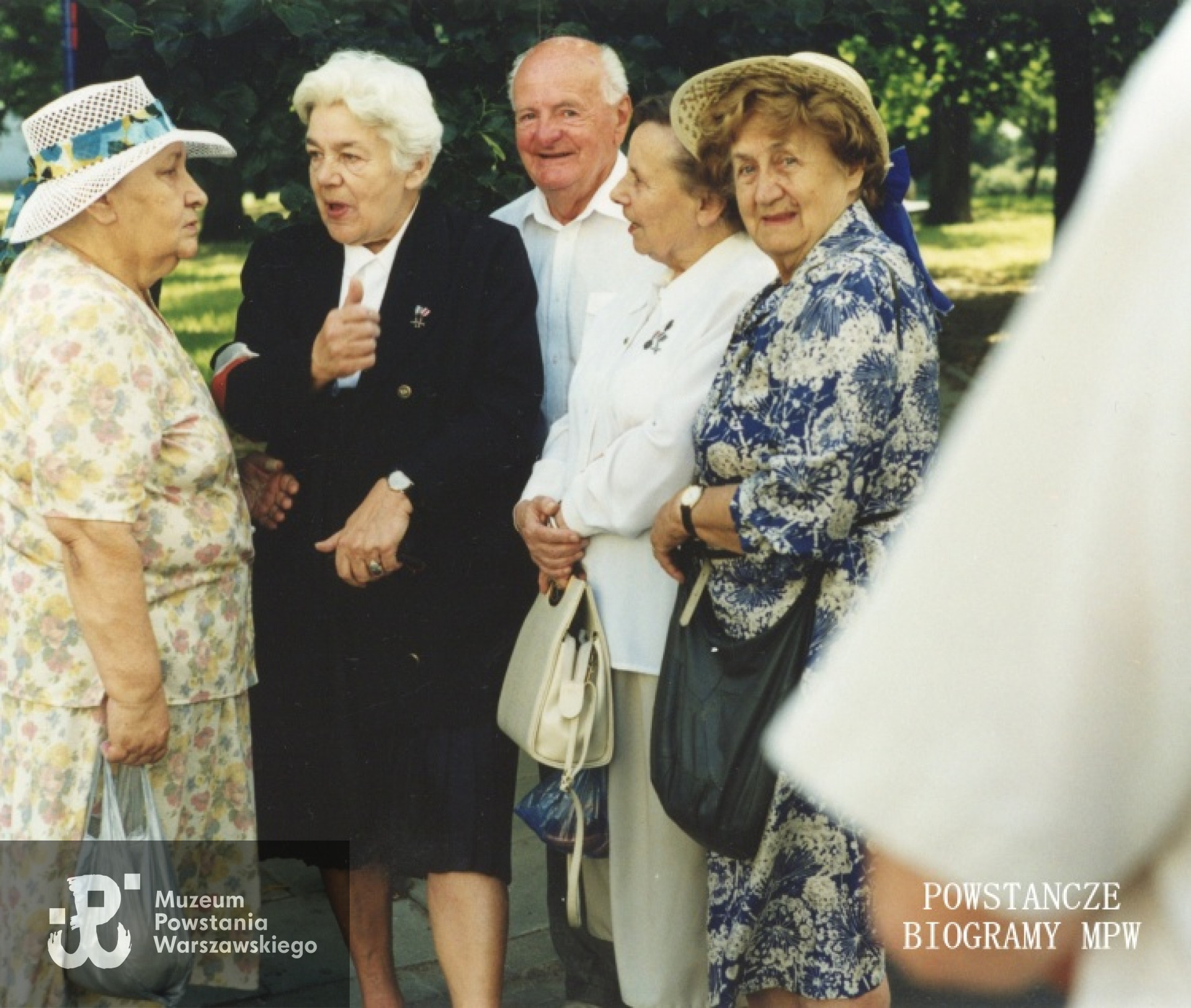 55. rocznica wybuchu Powstania Warszawskiego - 1 sierpnia 1999 roku. Od lewej: Helena Schabińska "Dzidka" (w jasnym ubraniu), obok "Aćka" (Wacława Sutowska),  Krystyna Brzozowska "Nasza" - pierwsza z prawej, w granatowej sukni w kwiaty. Fot. z archiwum rodzinnego Marii Bourquin - Rulskiej, obecnie w zbiorach MPW, sygn. P/8458