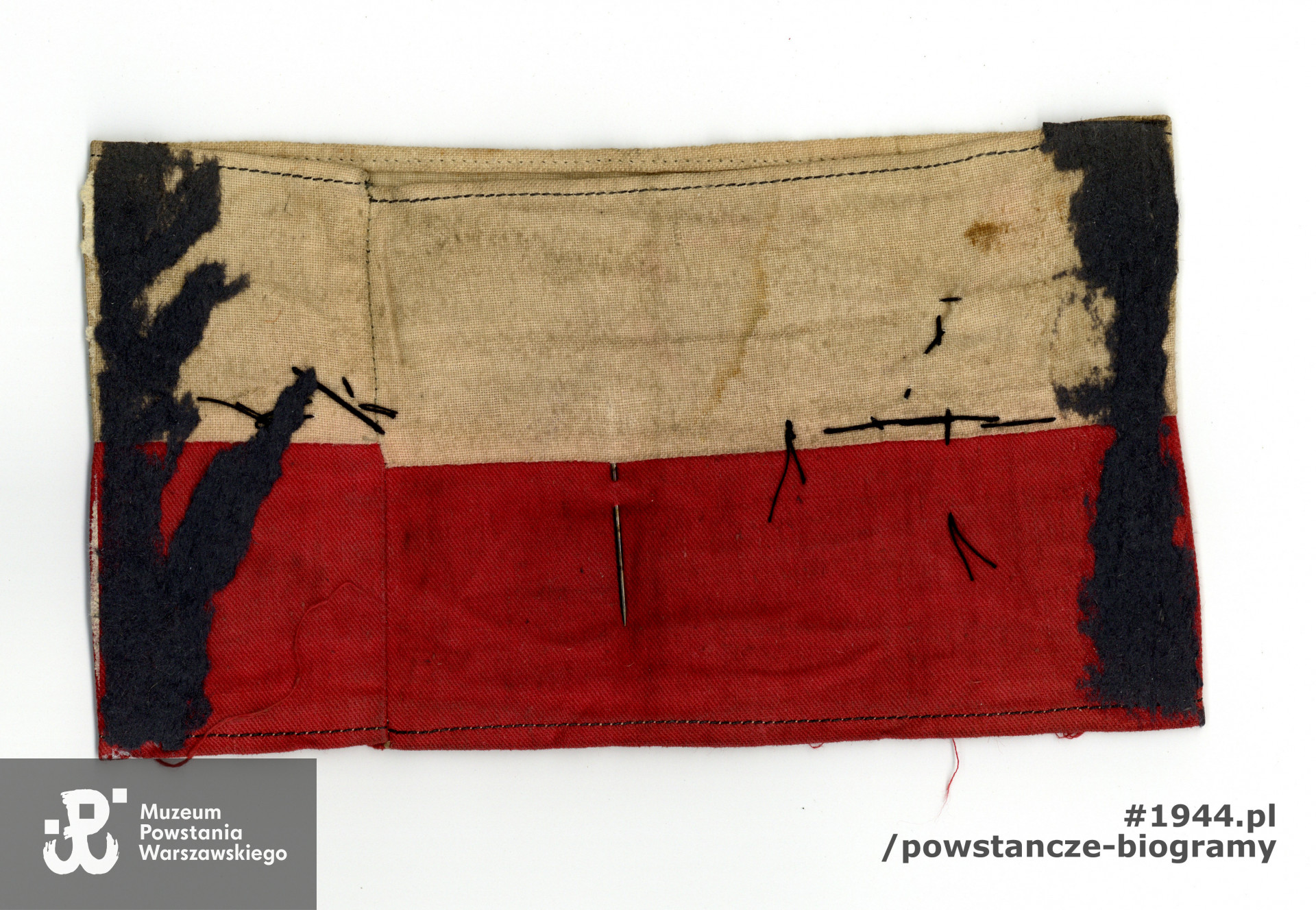 Opaska powstańca ppor. Chmielowskiego z widocznymi pozostałościami kart albumu fotograficznego, do którego po wojnie została wklejona. Z archiwum rodzinnego, udostępniła p. Anna Chmielowska - Łachwa