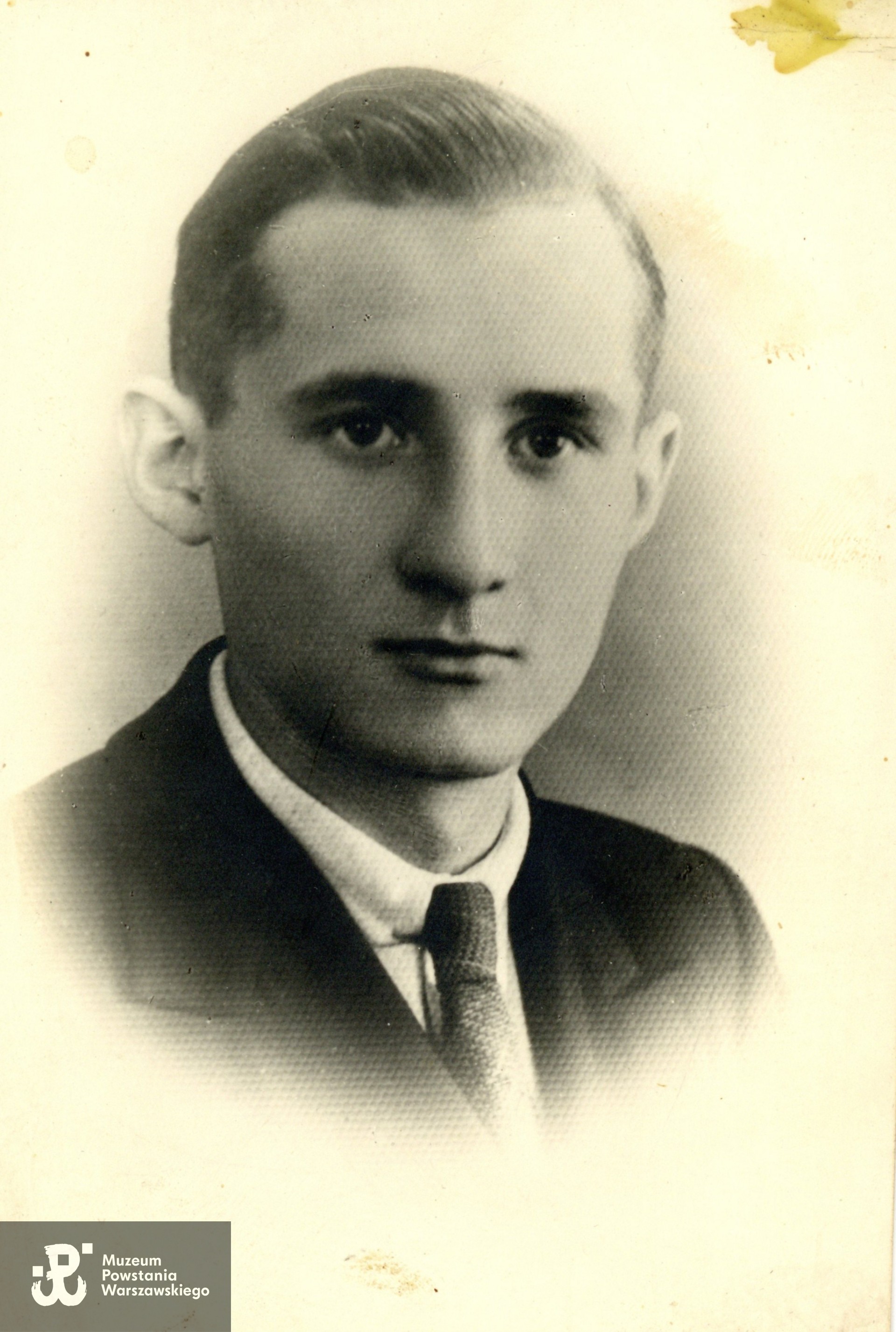 Ryszard Henryk Zalewski "Wojdak" (1922-1944), fotografia portretowa z okresu okupacji niemieckiej. Fot. ze zbiorów rodzinnych p. Ryszarda Zalewskiego. Skany wykonano w Muzeum Powstania Warszawskiego, 10/2025.
