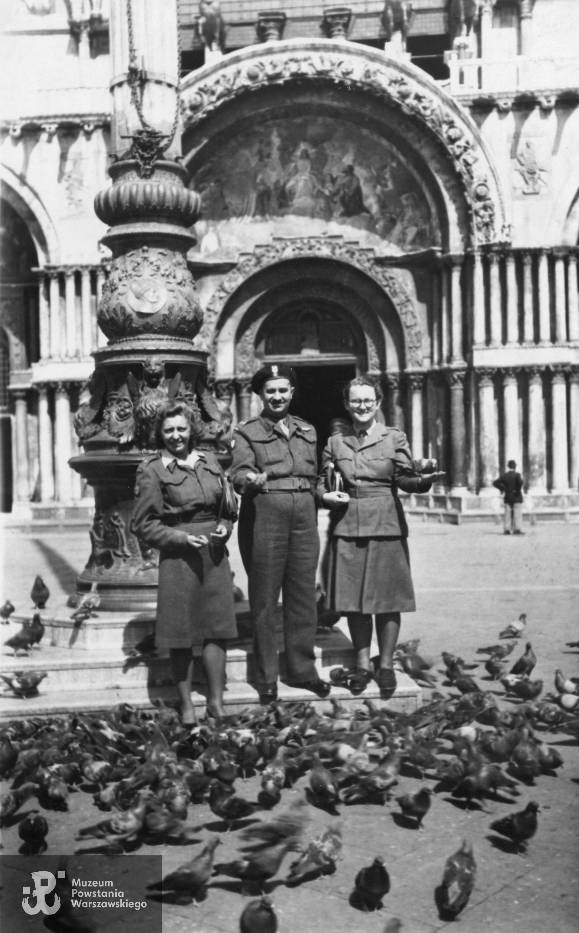  Wenecja, 1946. Jadwiga Dippel stoi po prawej.  Fot. ze zbiorów rodzinnych, skan udostępnił p. Tadeusz Dippel