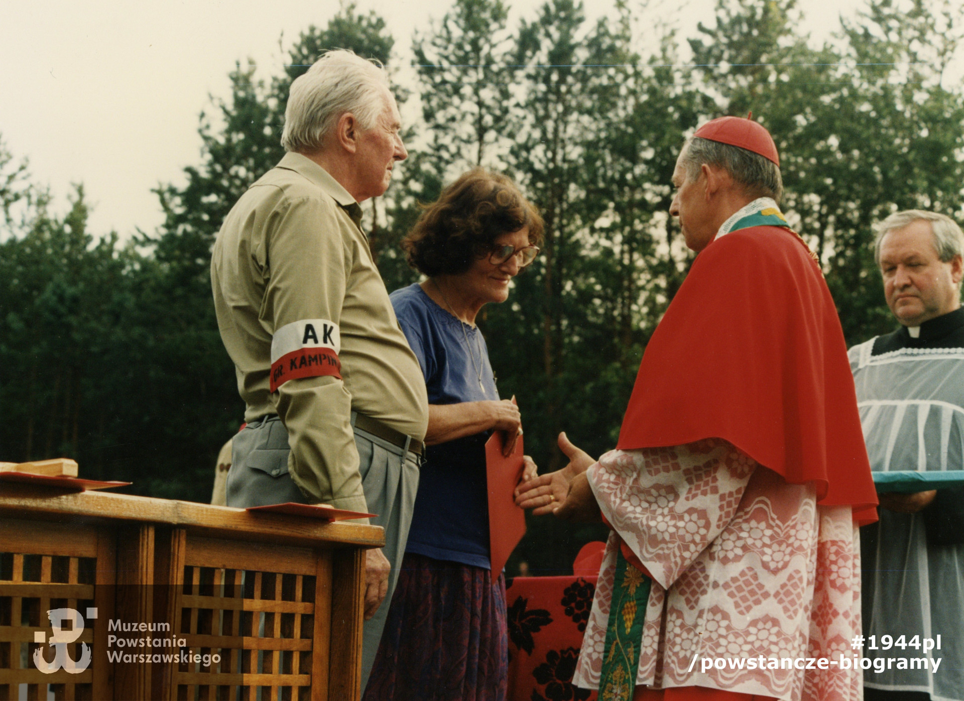 Uroczystości rocznicowe w Palmirach, w obecności prymasa Józefa Glempa, 1994 r. 