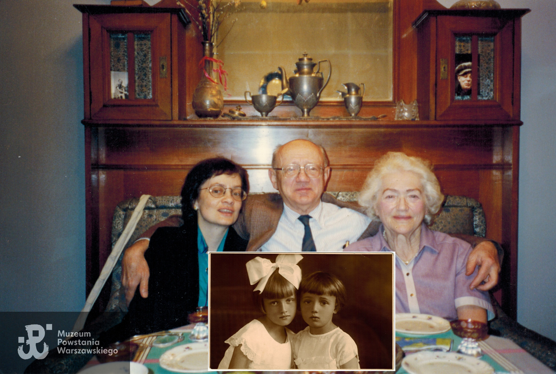 Zestawienie dwóch fotografii - rodzeństwo Medwadowskich w roku 1929 oraz  po latach, w roku 1996. Opis do większego zdjęcia:  Stefan  Medwadowski w Warszawie, 1996, w mieszkaniu siostry Wandy Maciejewskiej i jej meża Wojciecha Maciejewskiego. Pierwsza z prawej widoczna jest Wanda Maciejewska z Medwadowskich,  ta sama, która na fotografii z 1929 r. miała kokarde, obk niej Stefan. Pierwsza z lewej  Anna Jedynak, córka Wandy.  Fot. ze zbiorów rodzinnych, skan udostępniła p. Anna Jedynak, siostrzenica Powstańca