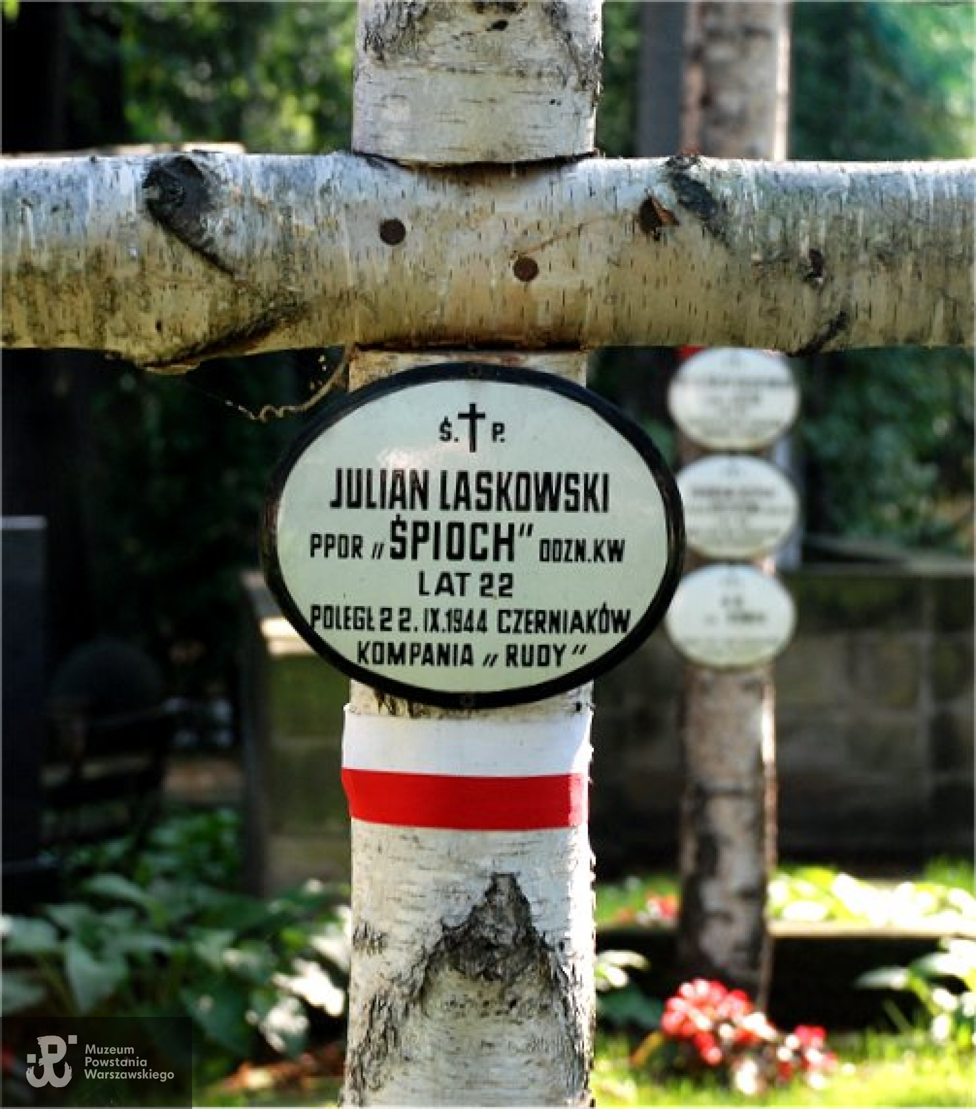 Mogiła Juliana Laskowskiego w kwaterach żołnierzy i sanitariuszek batalionu "Zośka" na Wojskowych Powązkach w Warszawie. <i>Źródło fot. Wikipedia</i>